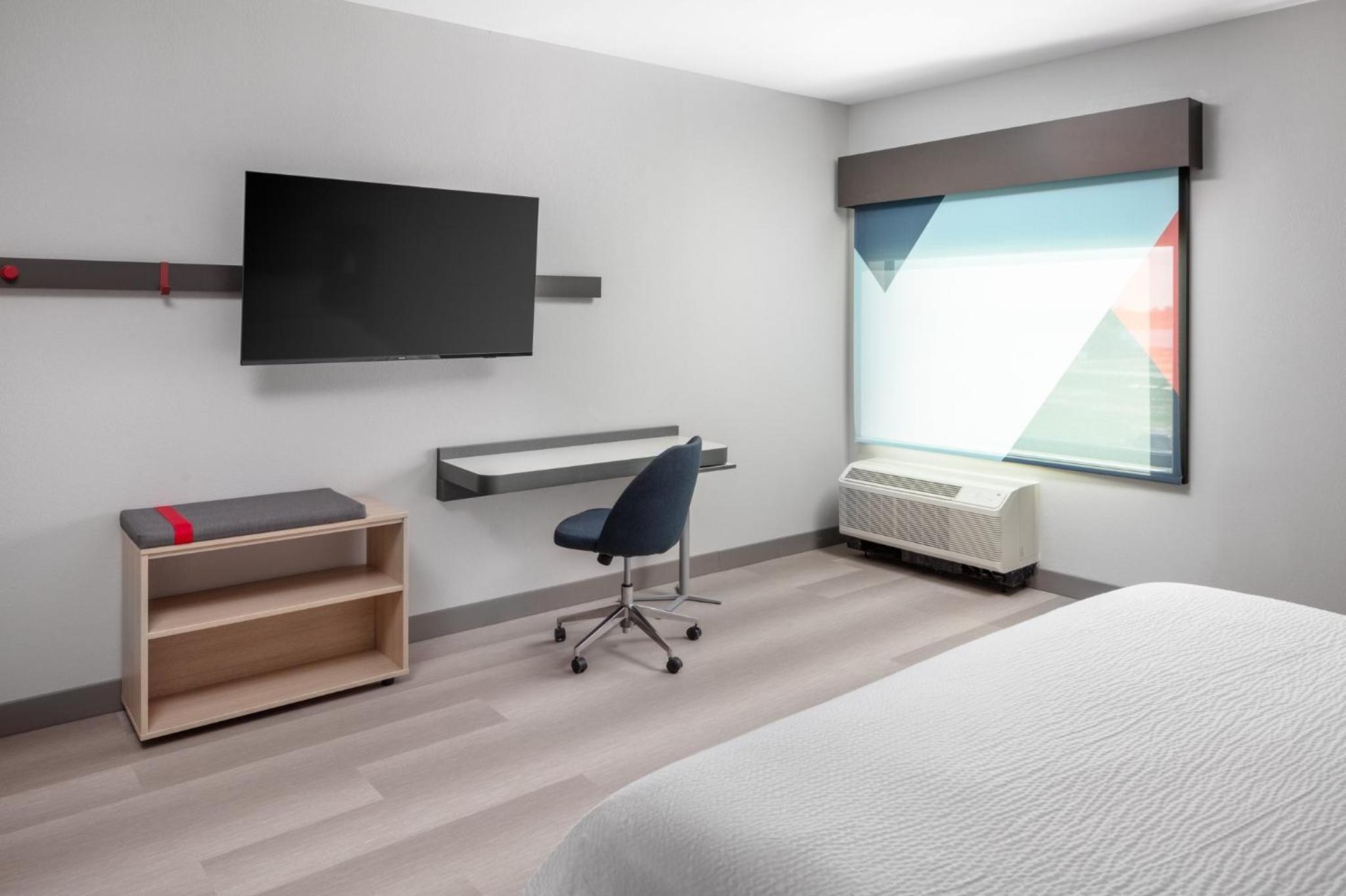 Standard King Room with Mobility Accessible Roll-In Shower - Photo 4