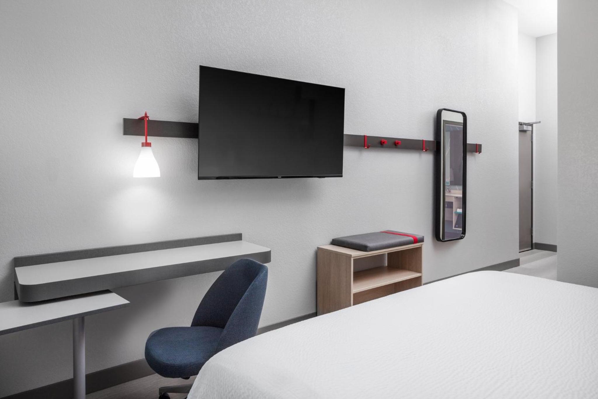 Standard King Room with Mobility Accessible Tub - Photo 7