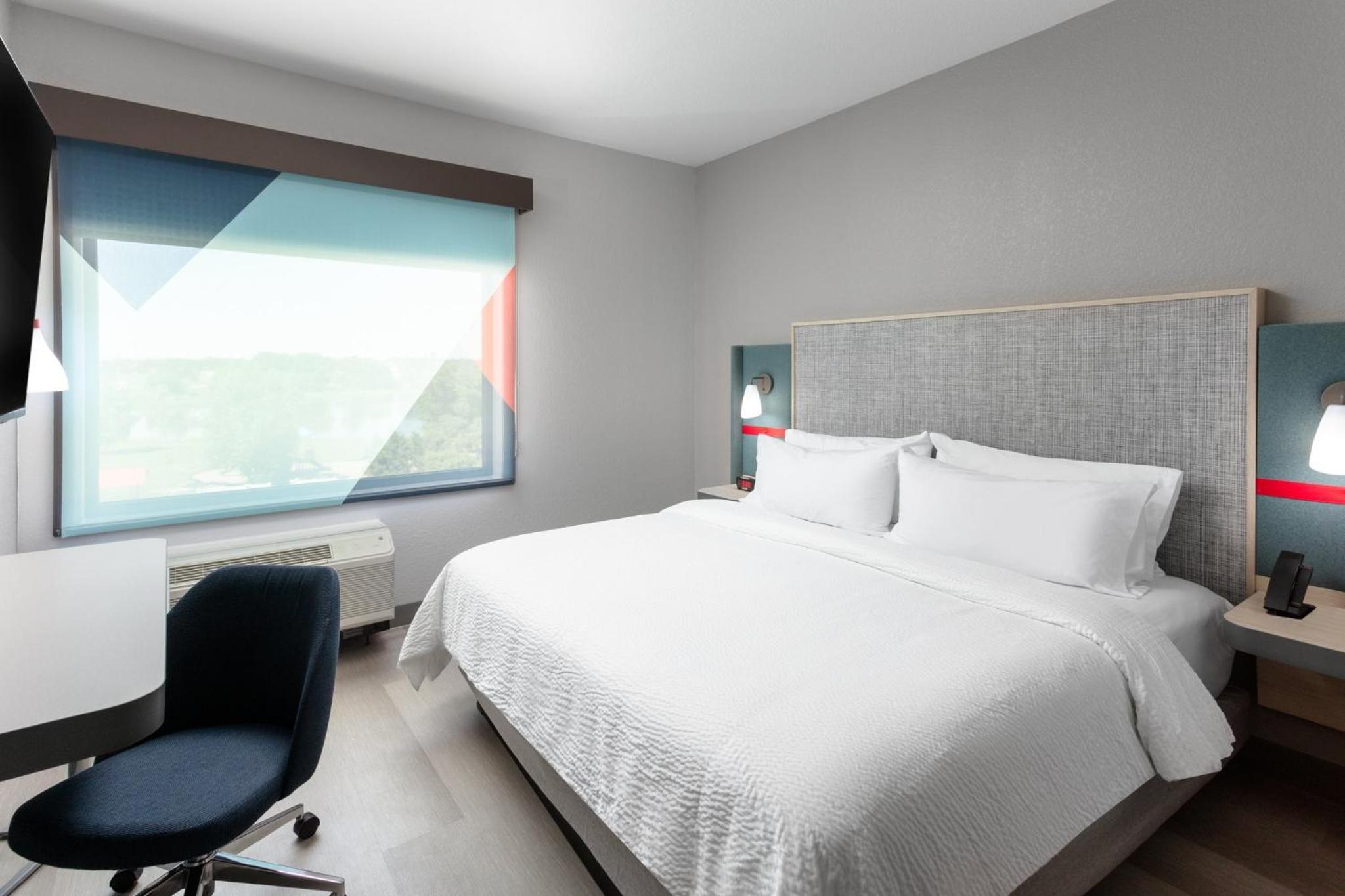 Standard King Room - Photo 9