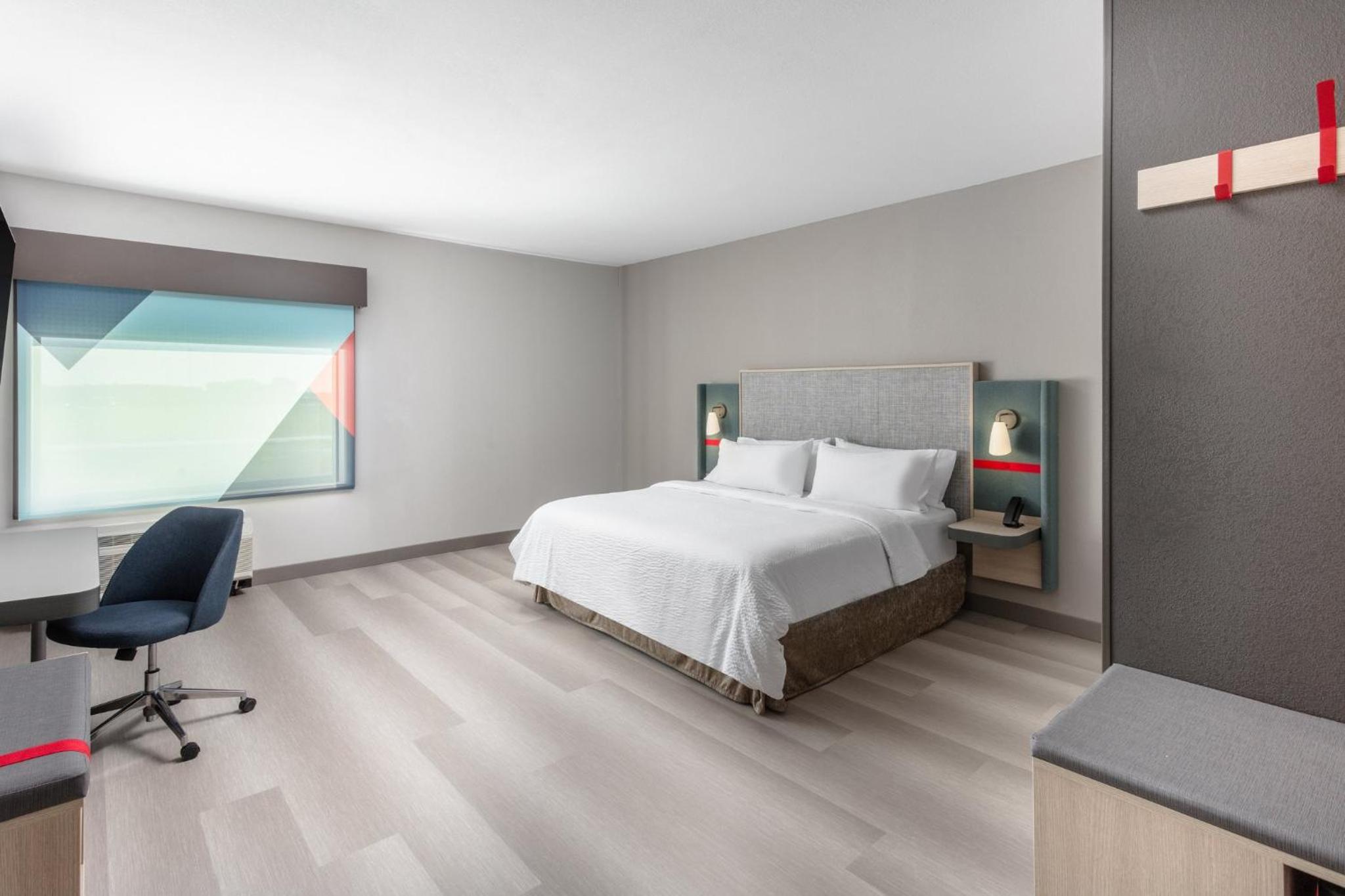 Standard King Room with Mobility Accessible Roll-In Shower - Photo 5