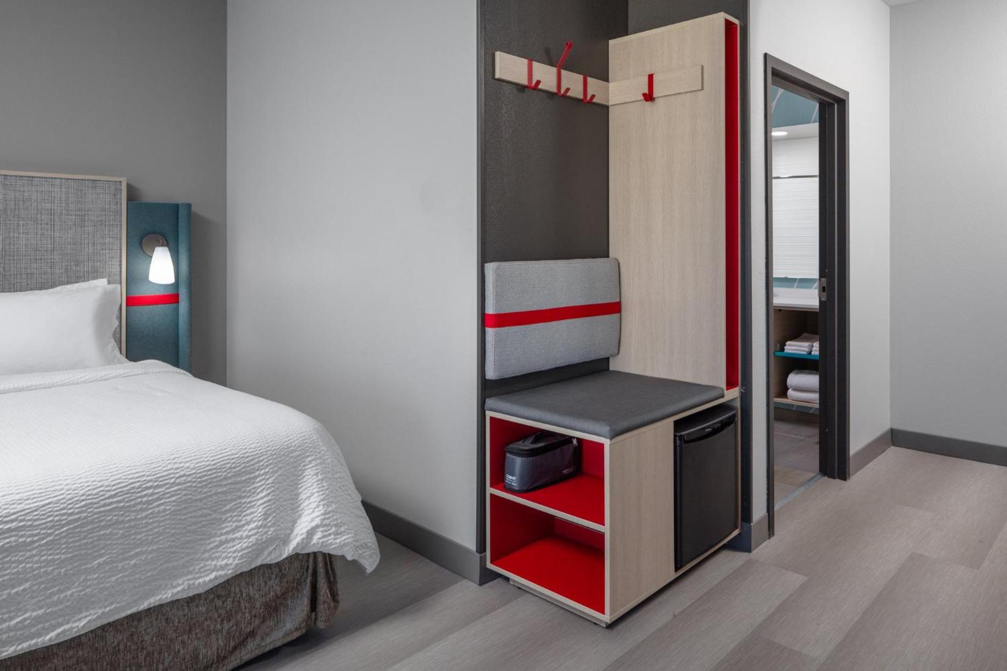 Standard Queen Room with Two Queen Beds and Mobility Accessible Tub - Photo 5