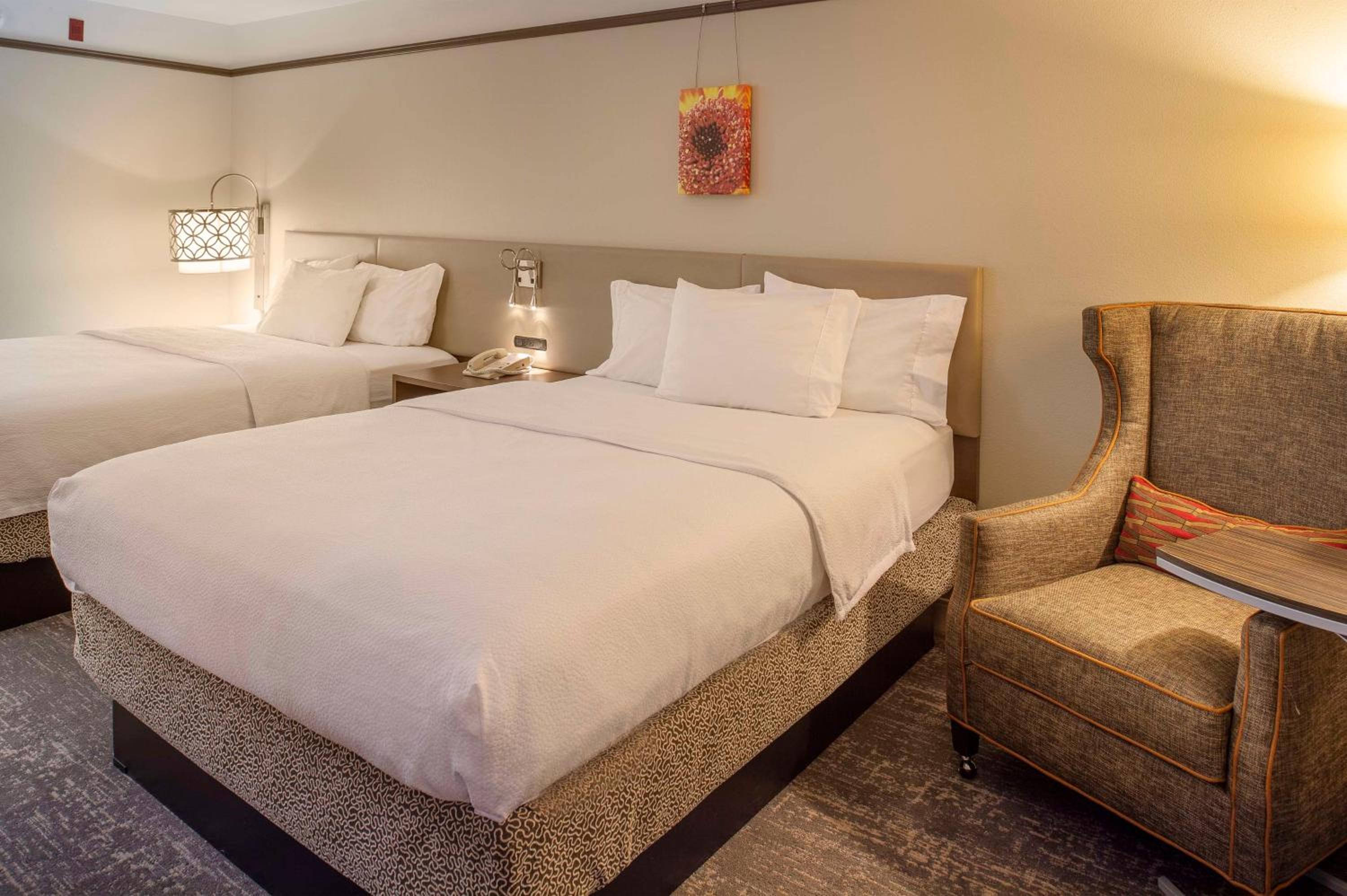 Queen Room with Two Queen Beds - Photo 5