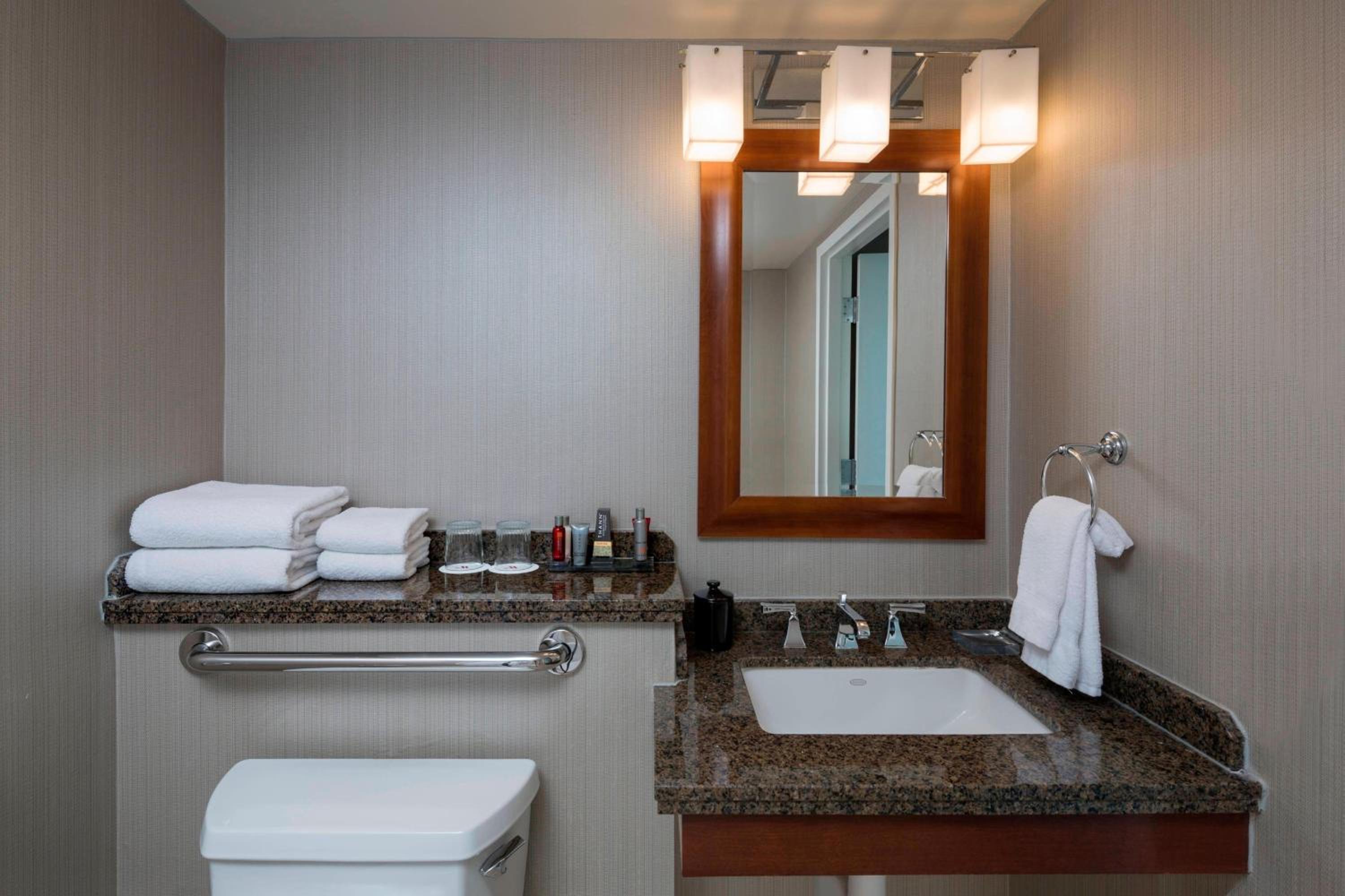 Guest Room with 2 Double Beds - Photo 4
