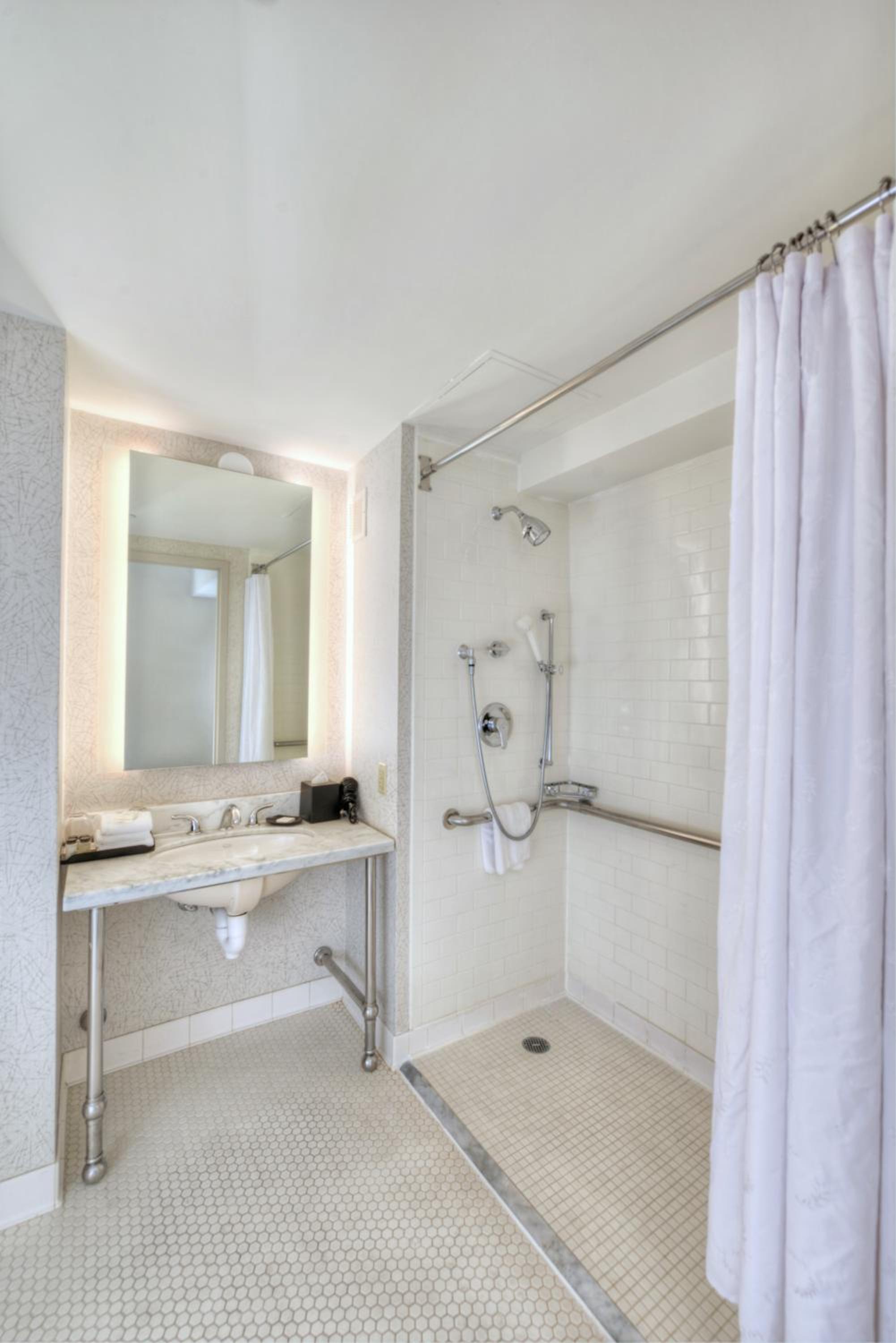 King Room with Roll-in Shower - Mobility and Hearing Accessible - Photo 2