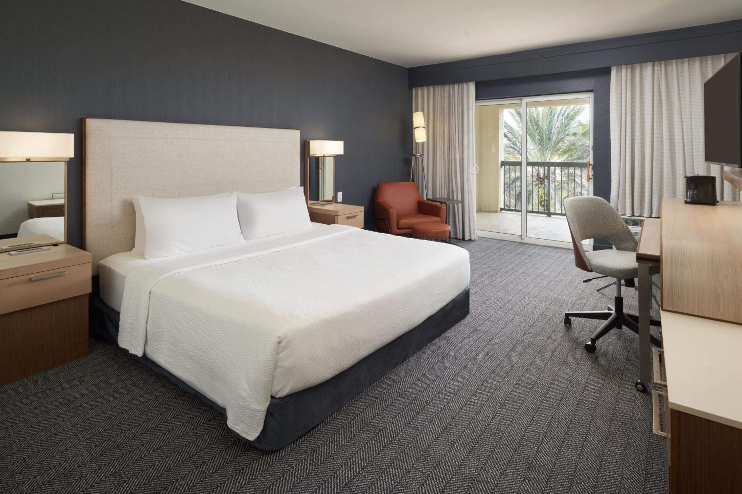 King Room with Sofa Bed and Balcony - Photo 1