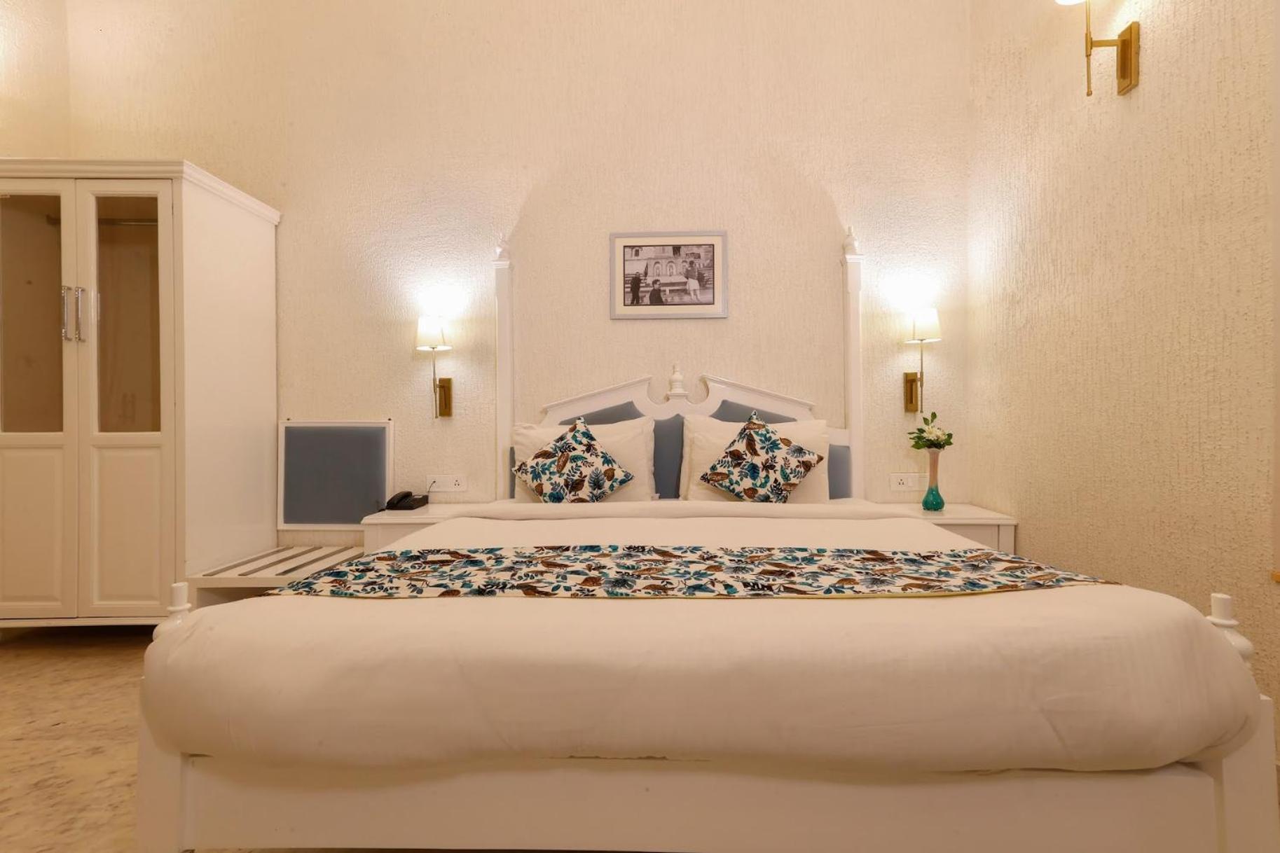 Deluxe Double Room (2 Adults + 1 Child) - Photo 1