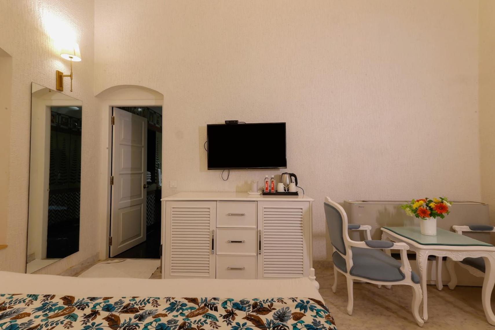 Deluxe Double Room (2 Adults + 1 Child) - Photo 2