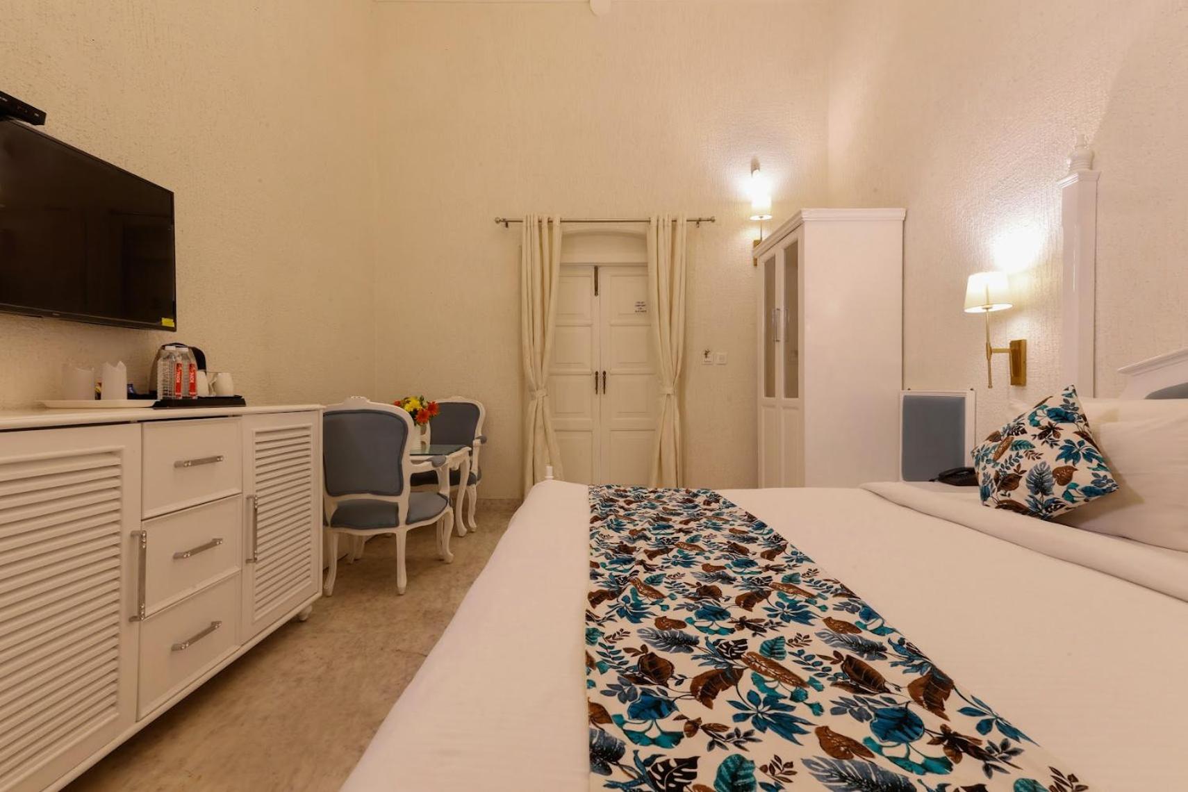 Deluxe Double Room (2 Adults + 1 Child) - Photo 4