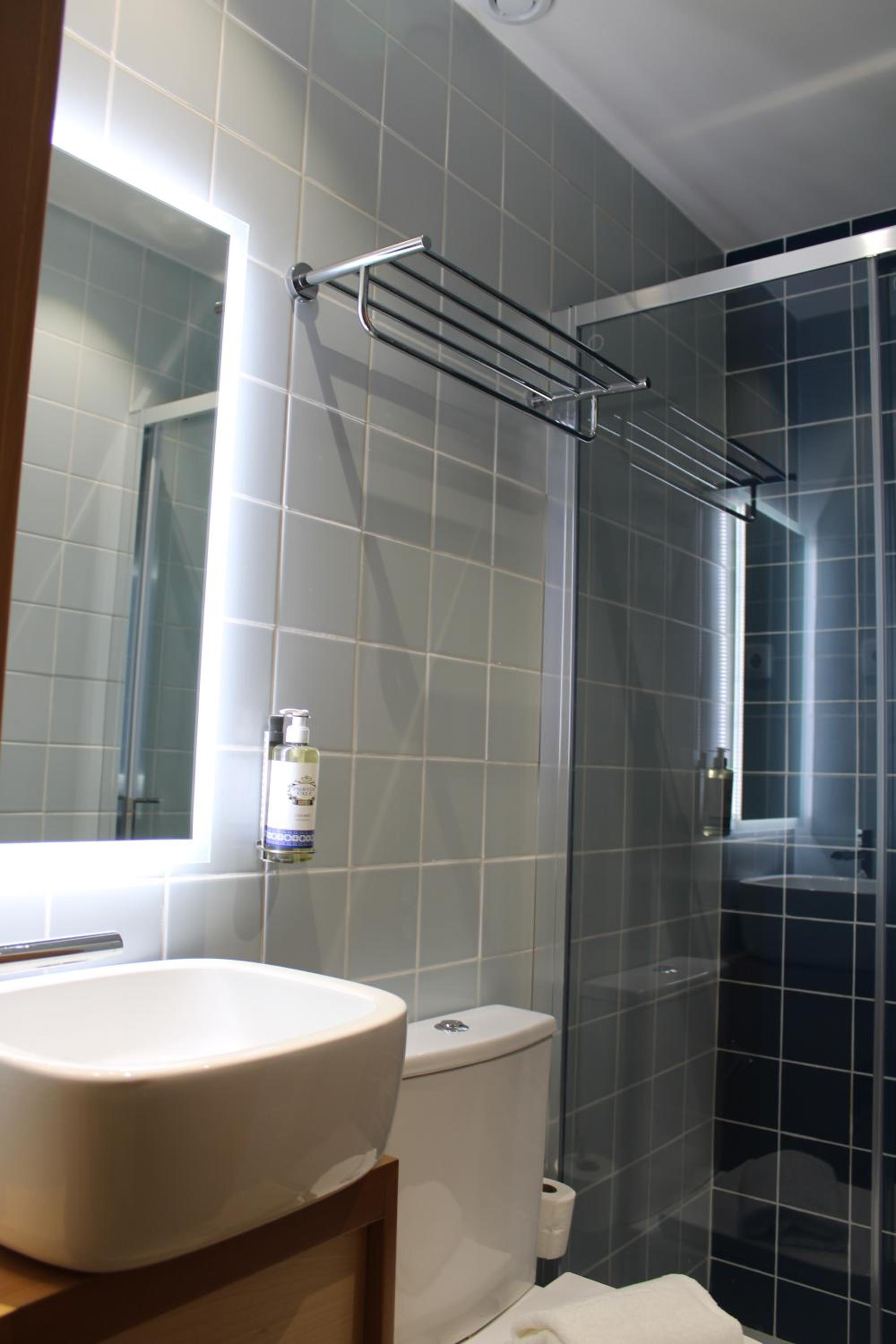 Deluxe Double Room - Photo 9