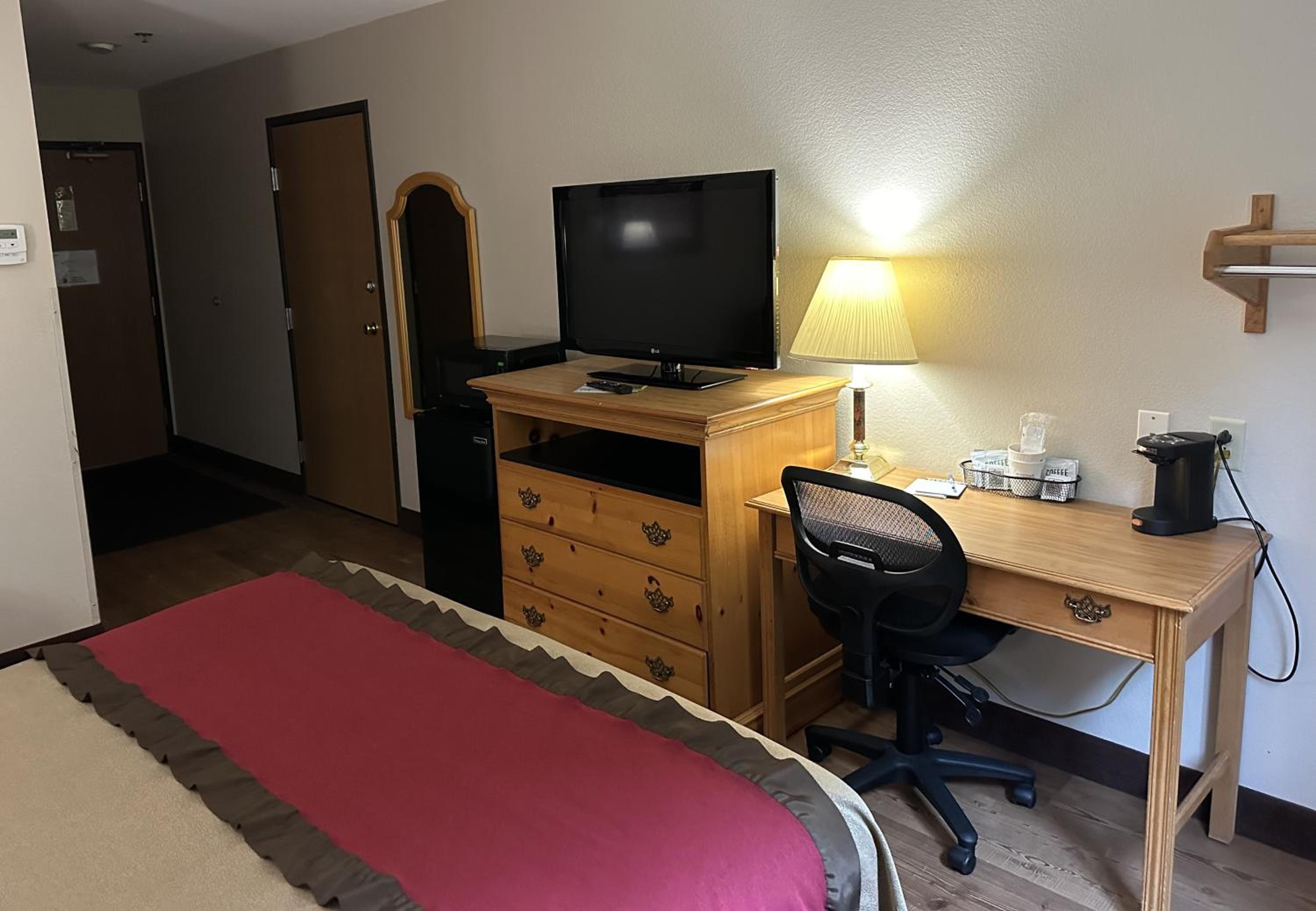 Queen Room - Dog-Friendly/Mobility Accessible/Non-Smoking - Photo 3