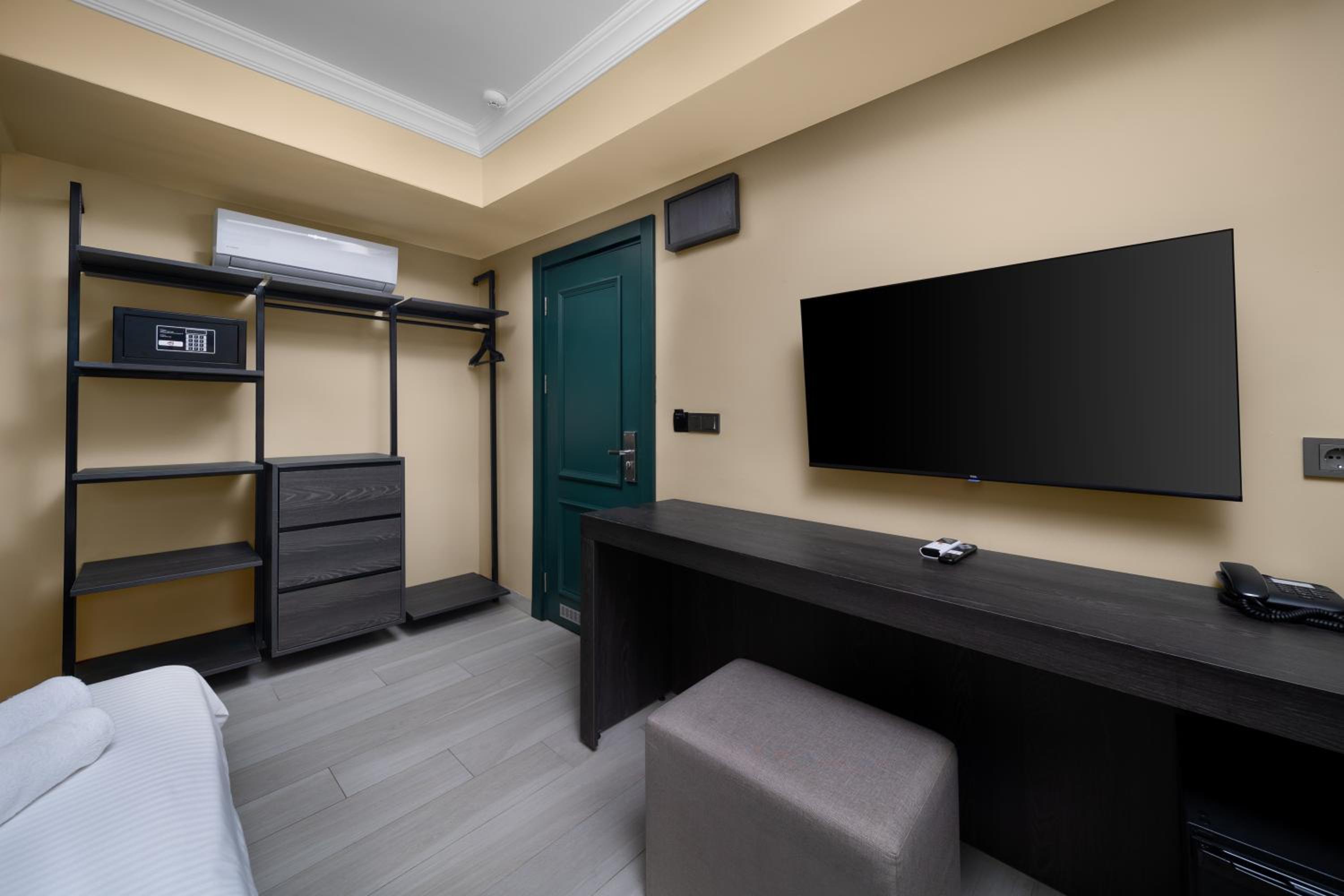 Double or Twin Room - No Window photo 2