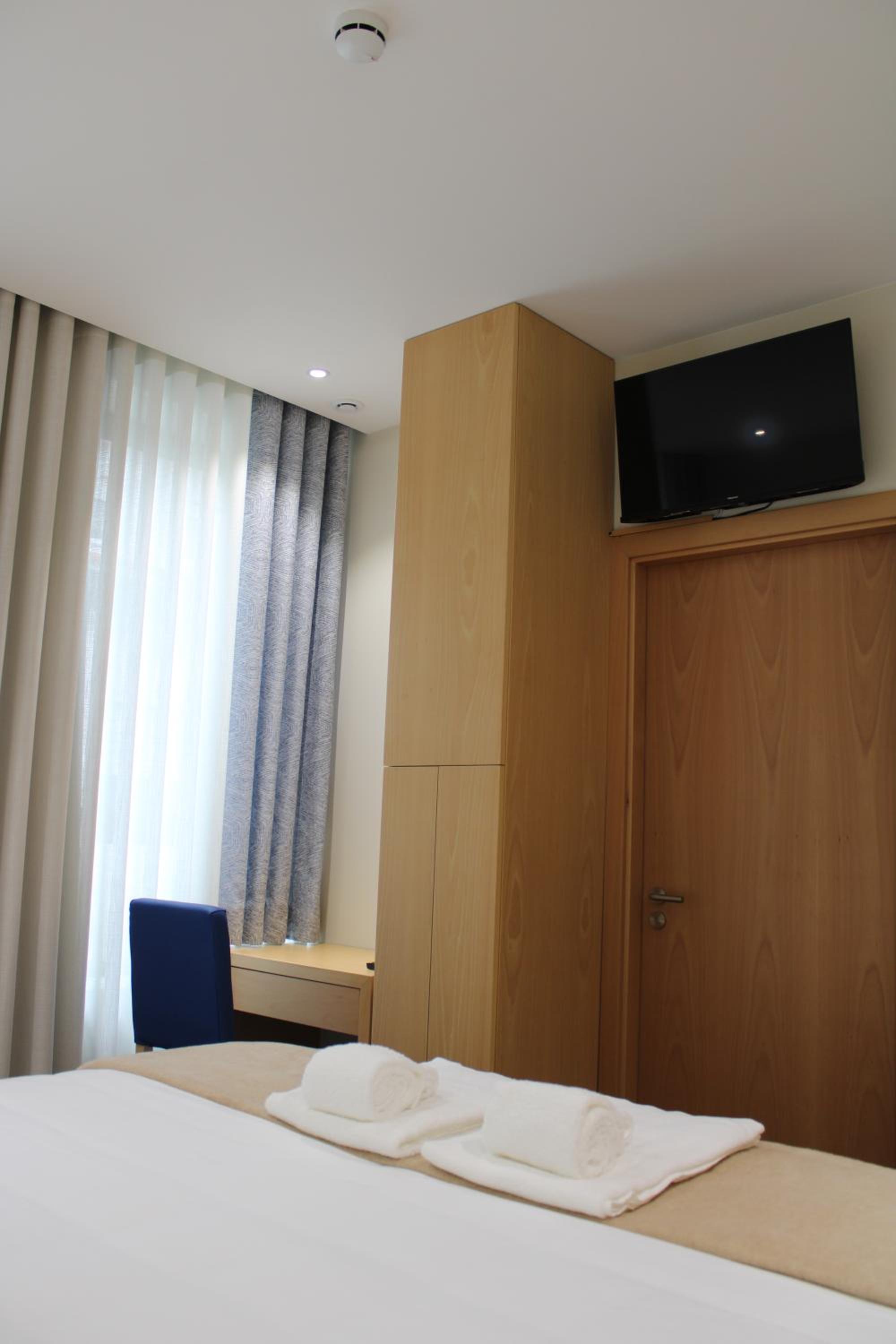 Double Room - Photo 8