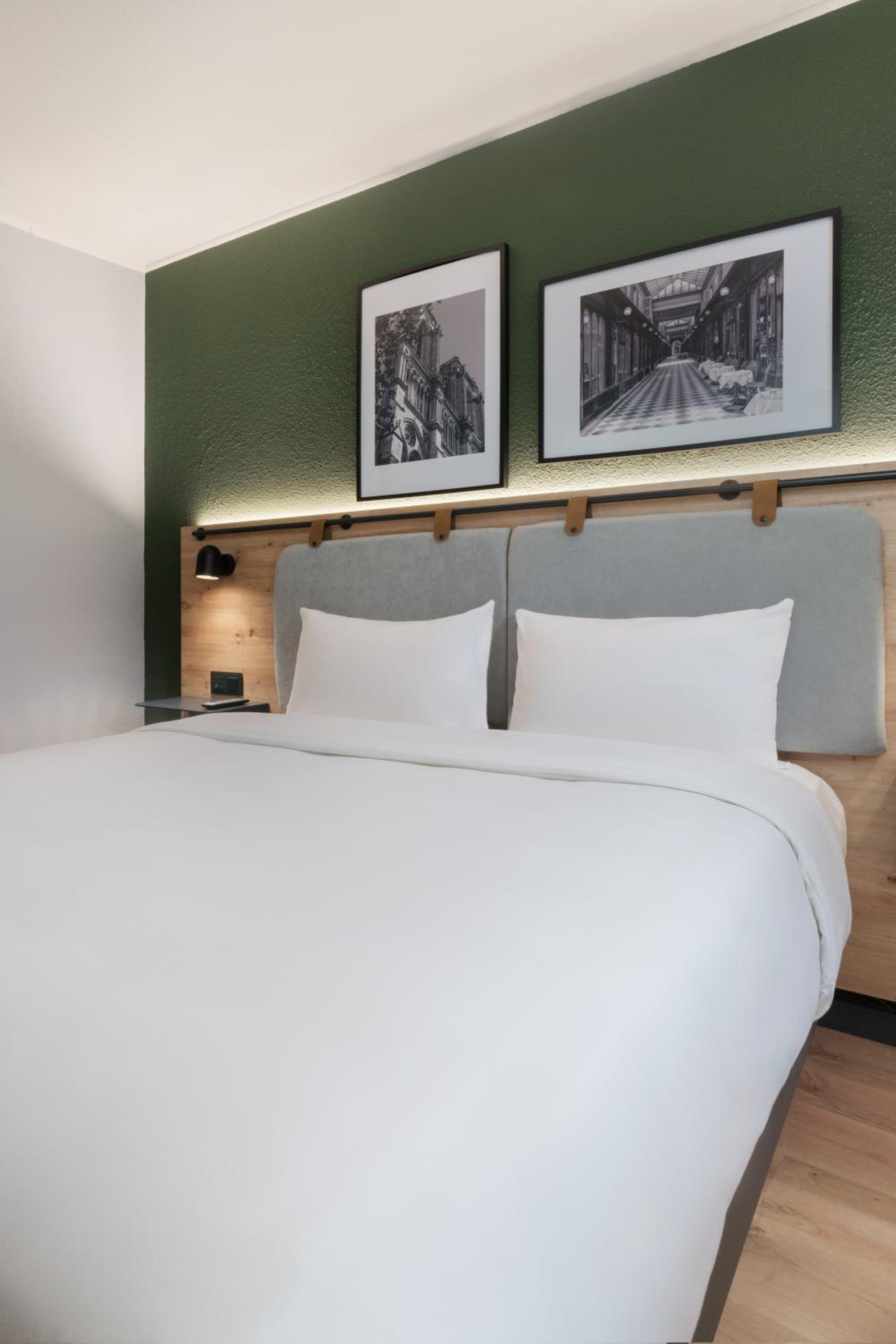 Standard Room - 1 Queen Bed photo 1