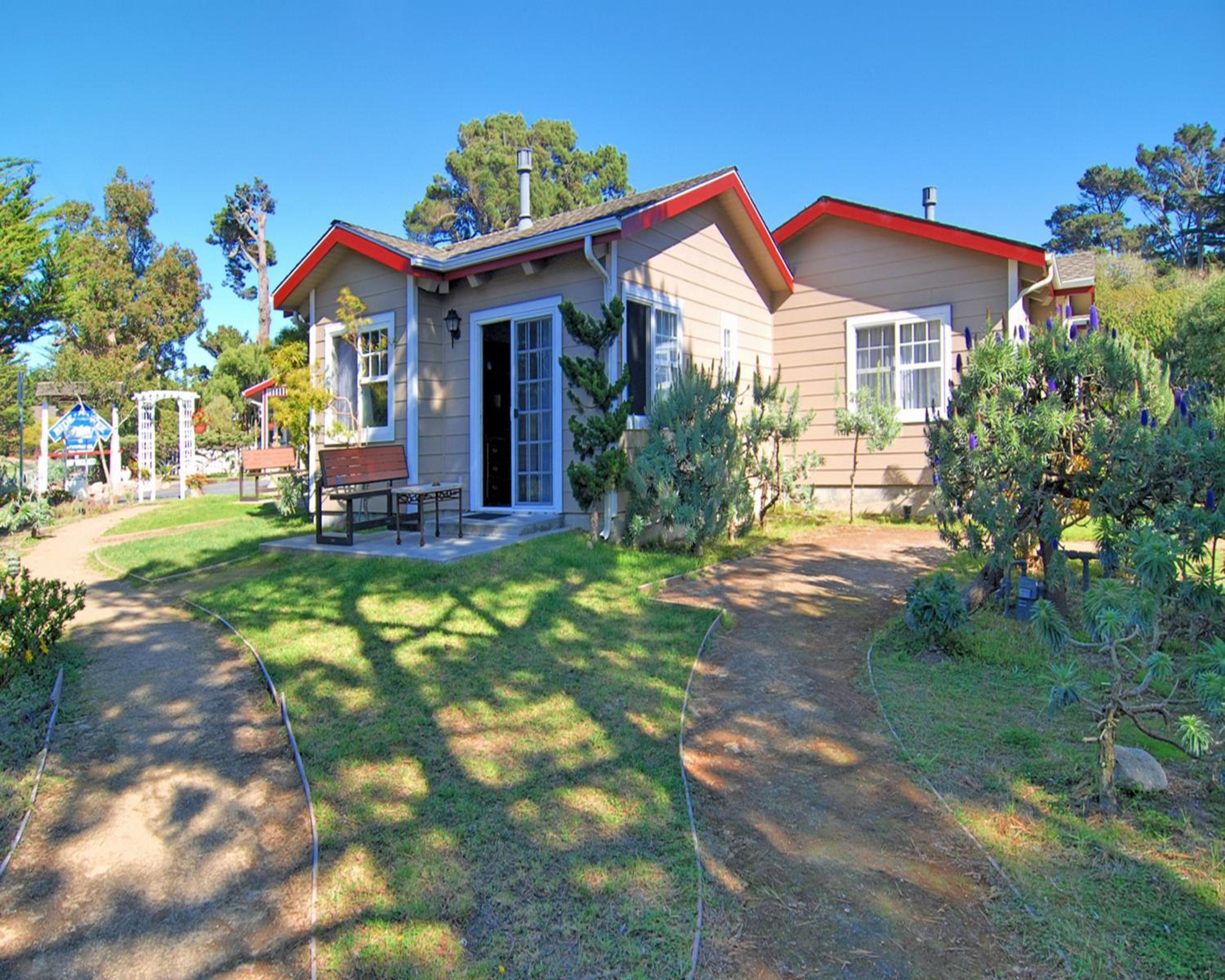 One-Bedroom King Cottage with Fireplace & Kitchnette photo 2