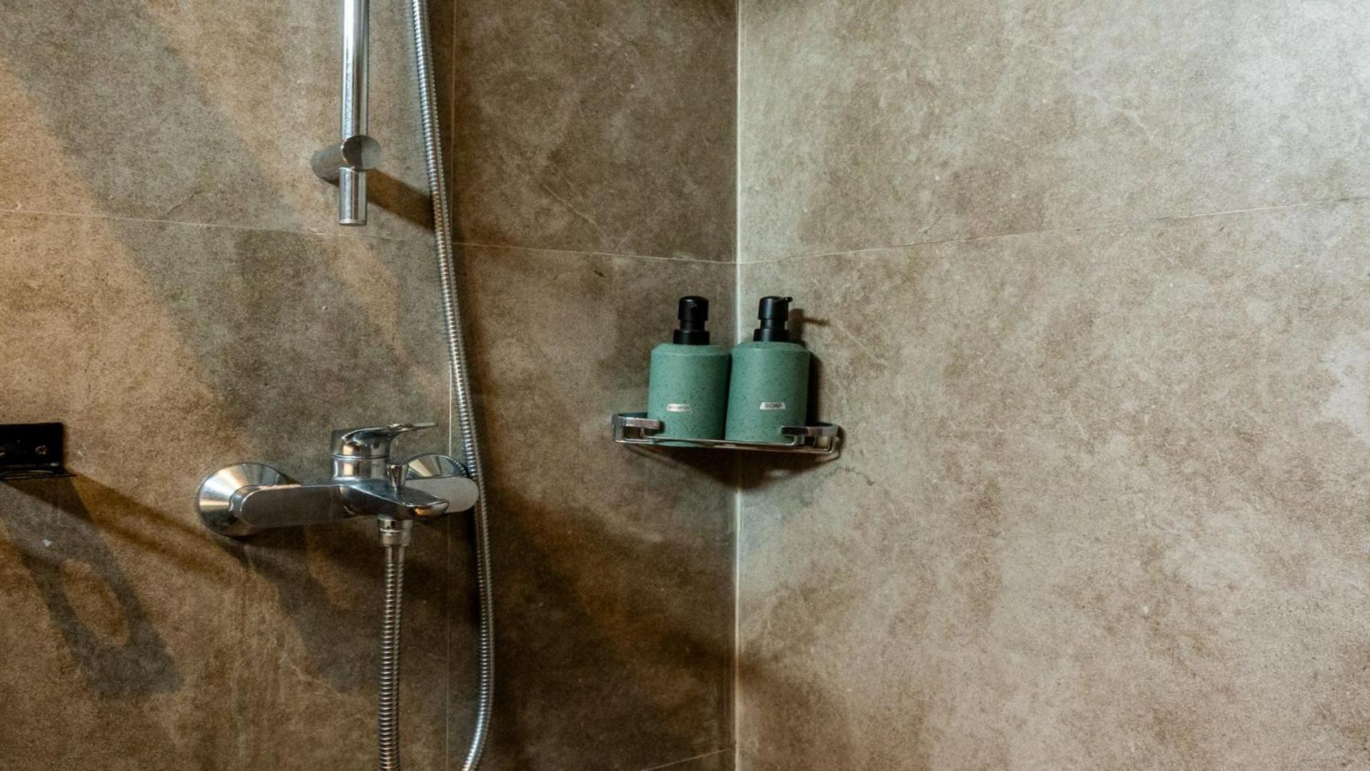 Quadruple Room with Bath - Photo 17