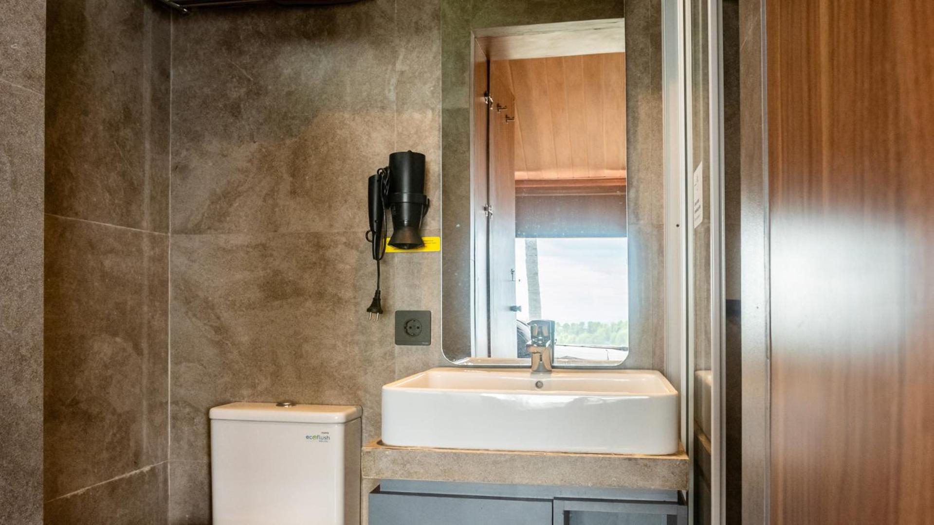 Quadruple Room with Bath - Photo 16