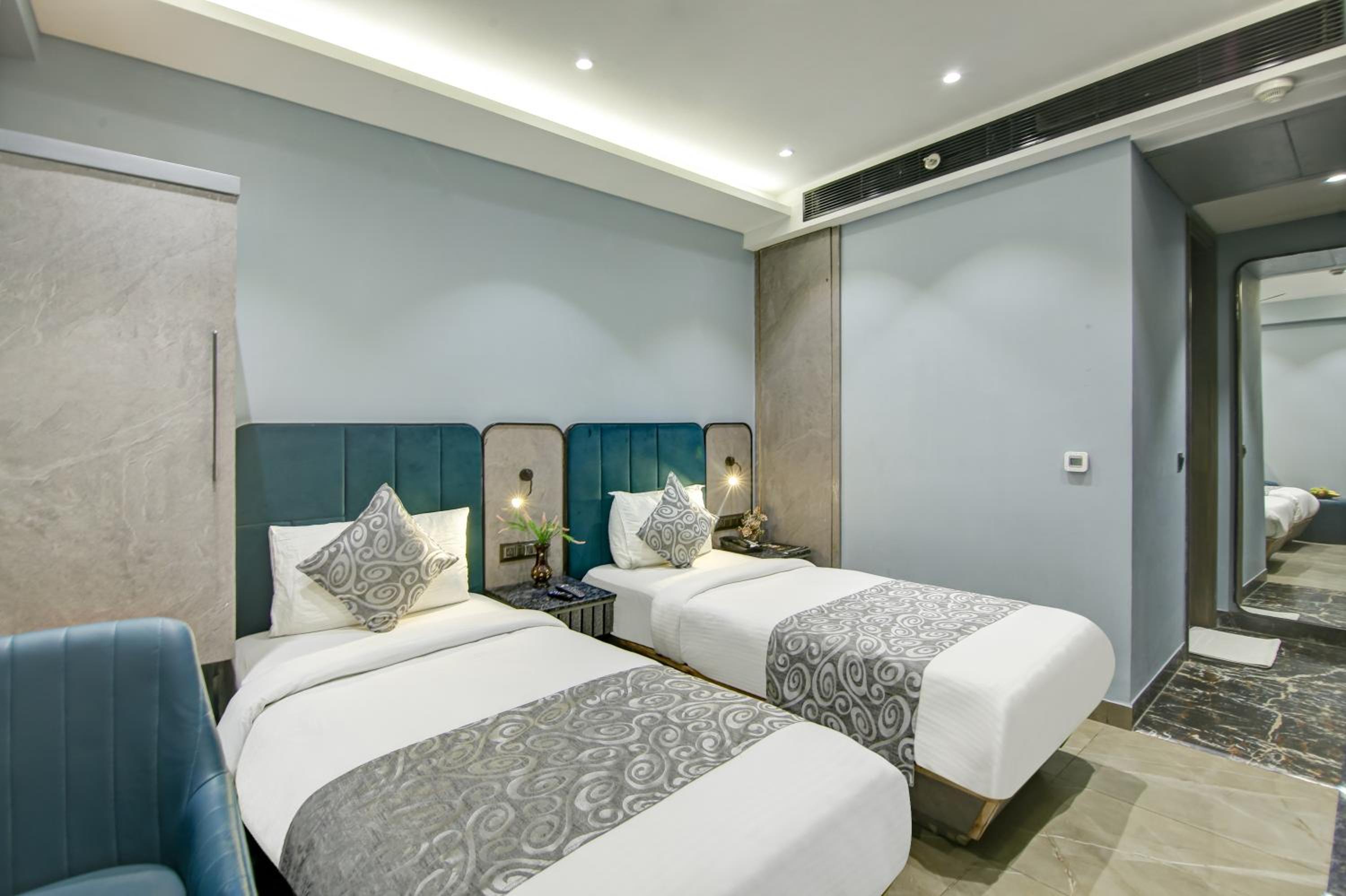 Executive Twin Room + 2 Single Beds + Free Early Check-In (Subject to Availability)