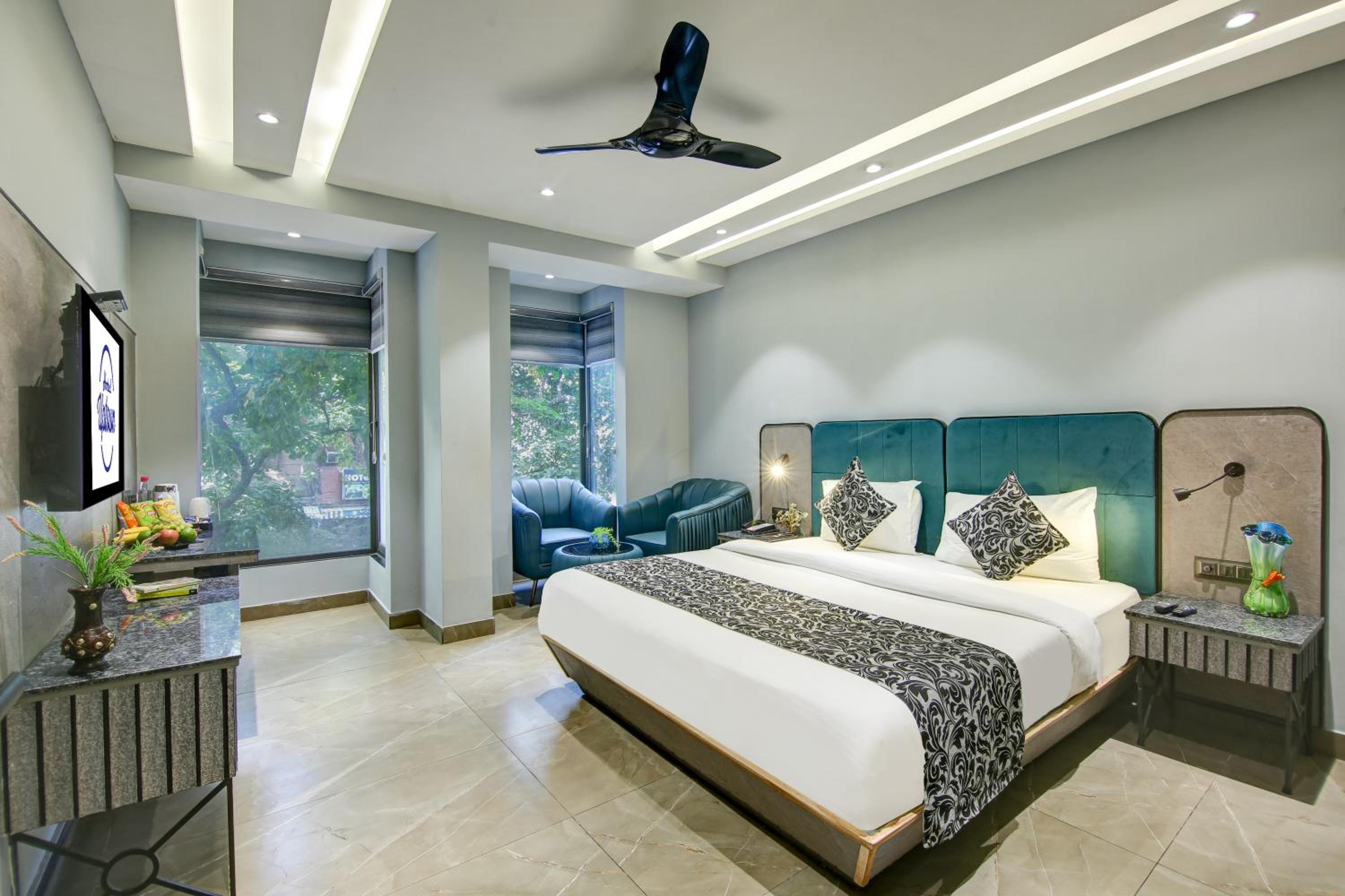 Uptown Suites + Window + City View + Free One Way Airport Transfer