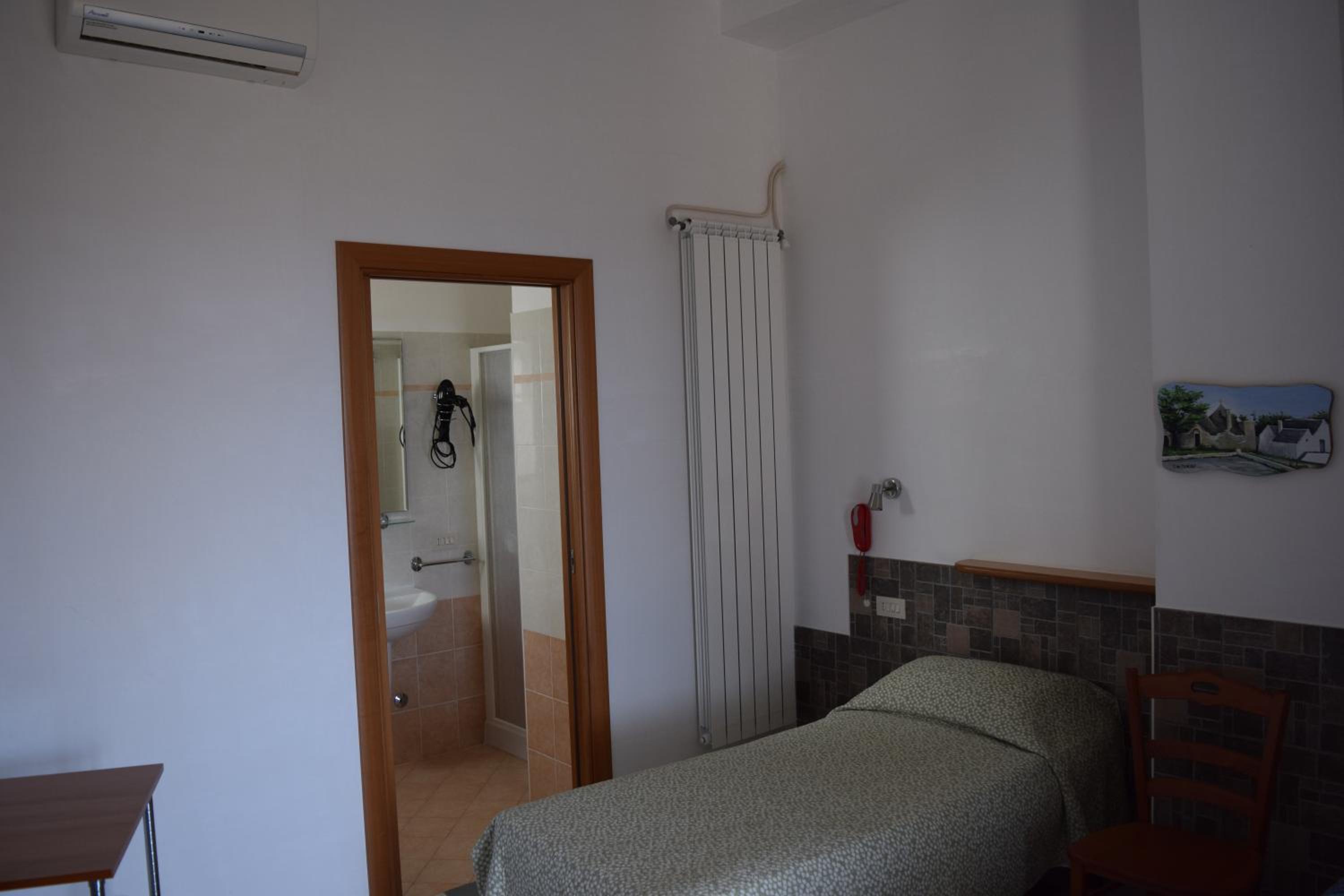Double or Twin Room - Photo 5
