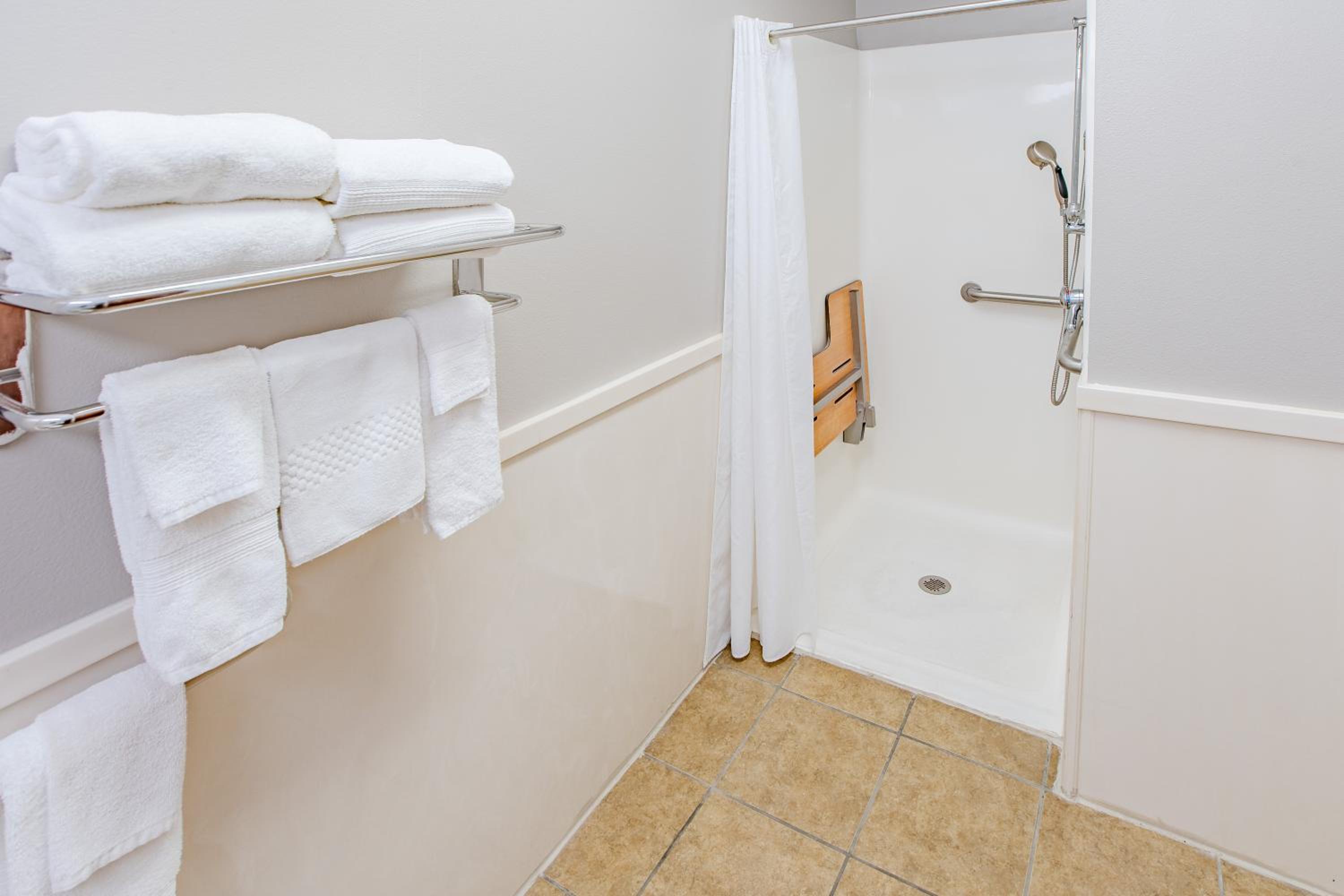 Queen Room With Two Queen Beds - Disability Access