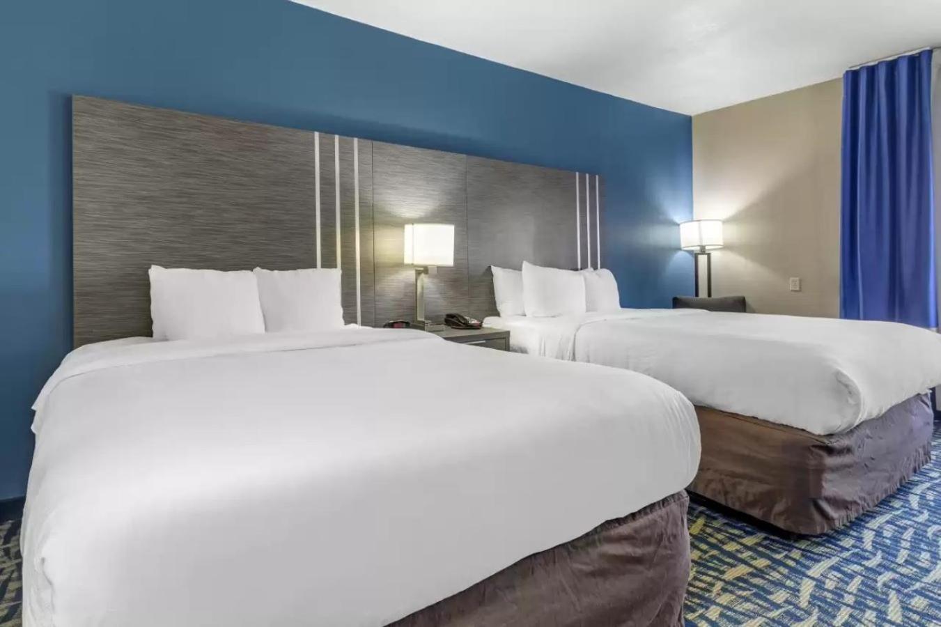 Queen Suite with Two Queen Beds - Non-Smoking - Photo 2