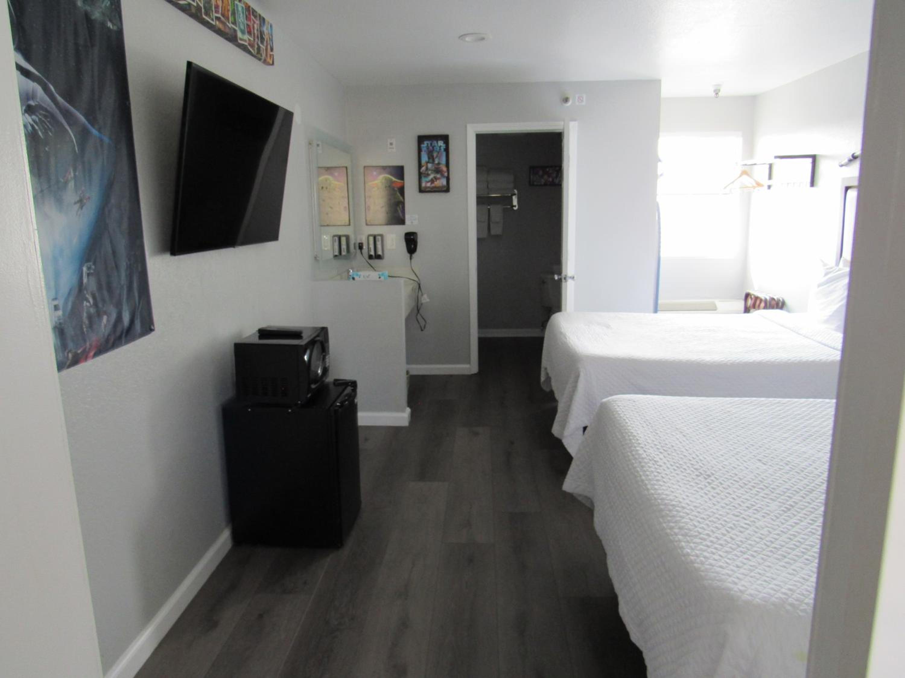 Efficiency Queen Suite with Three Queen Beds - Non-Smoking - Photo 2