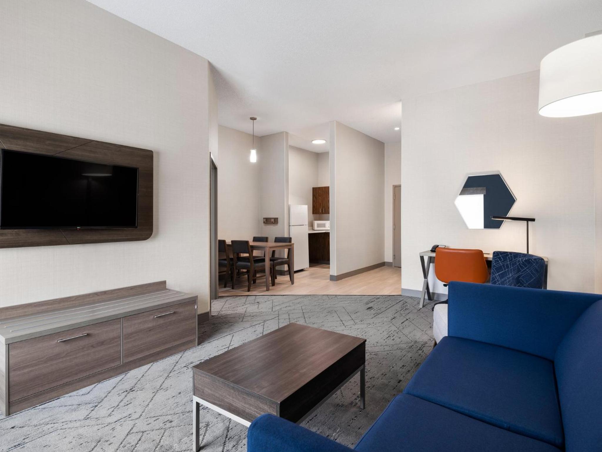 One-Bedroom King Suite - Photo 6