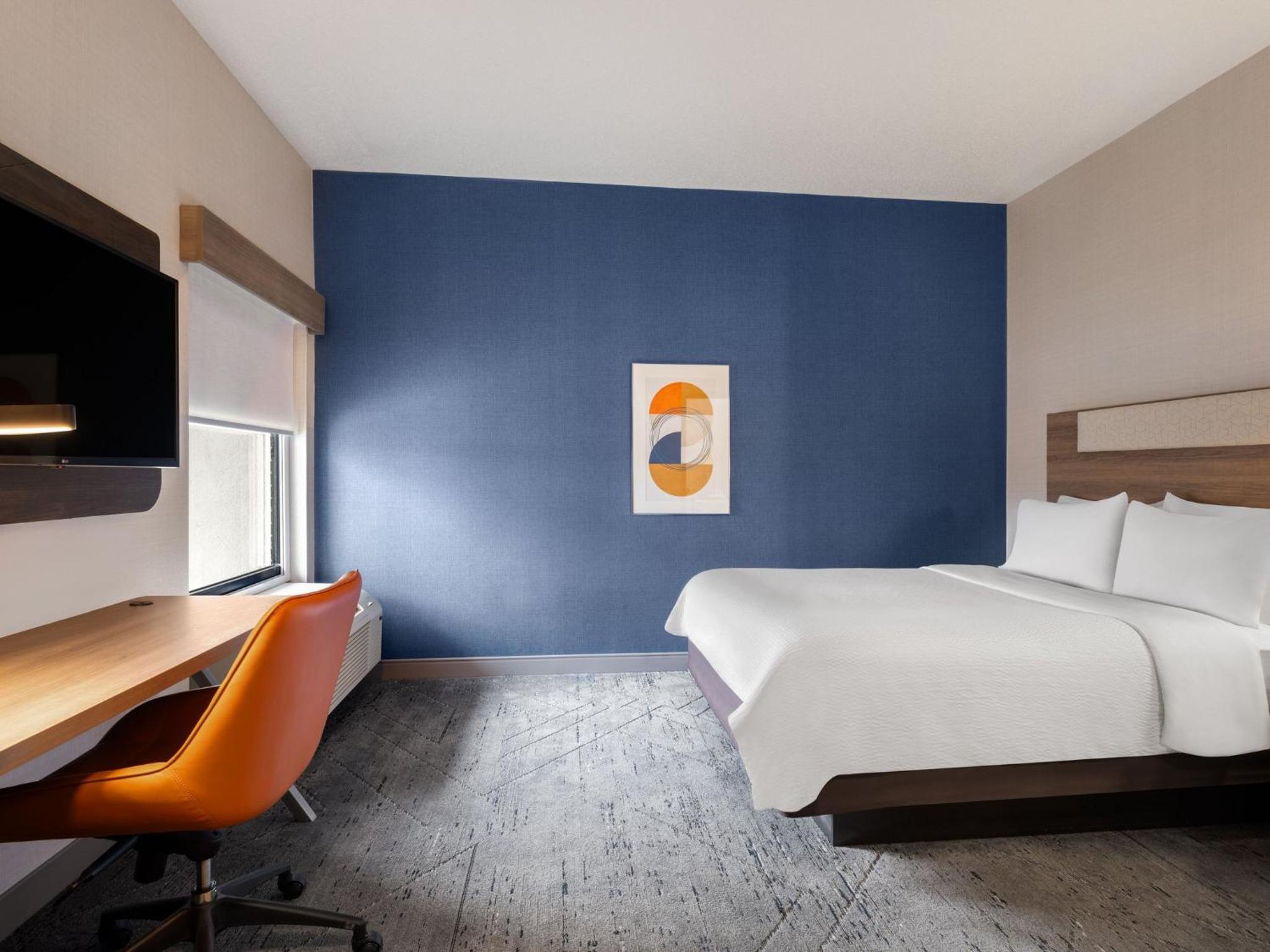 Studio Queen Room with Hearing Accessible Tub - Non-Smoking