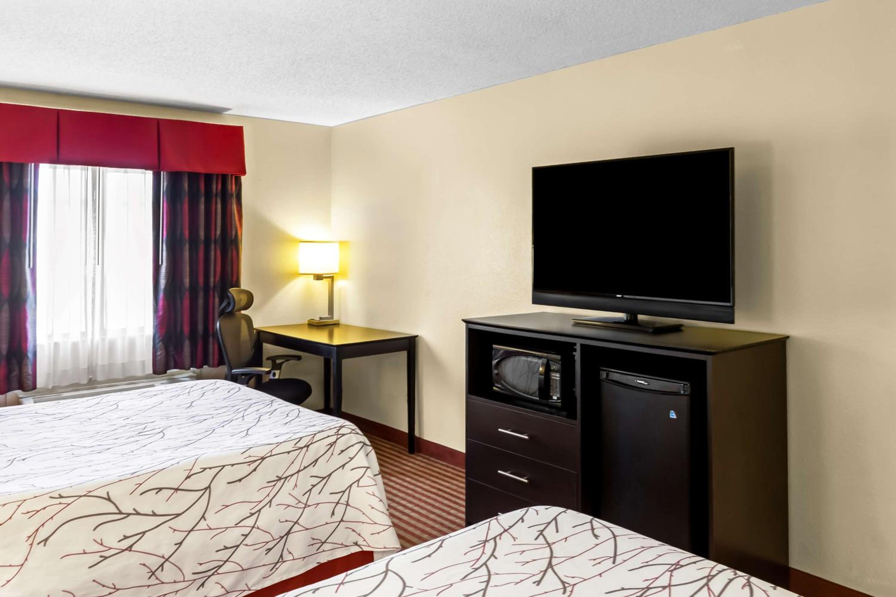 Queen Room with Two Queen Beds - Non-Smoking - Photo 4