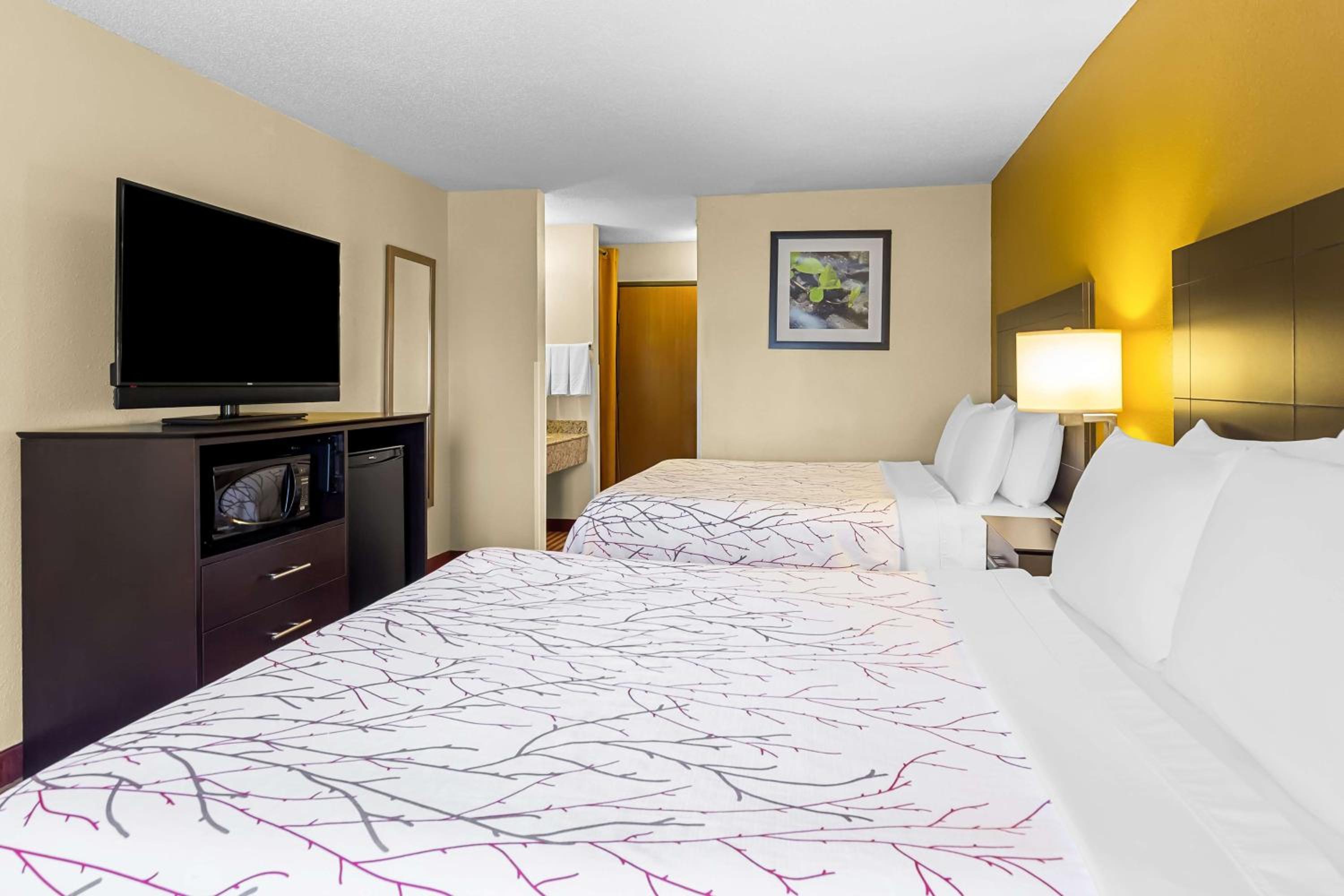 Queen Room with Two Queen Beds - Non-Smoking - Photo 3