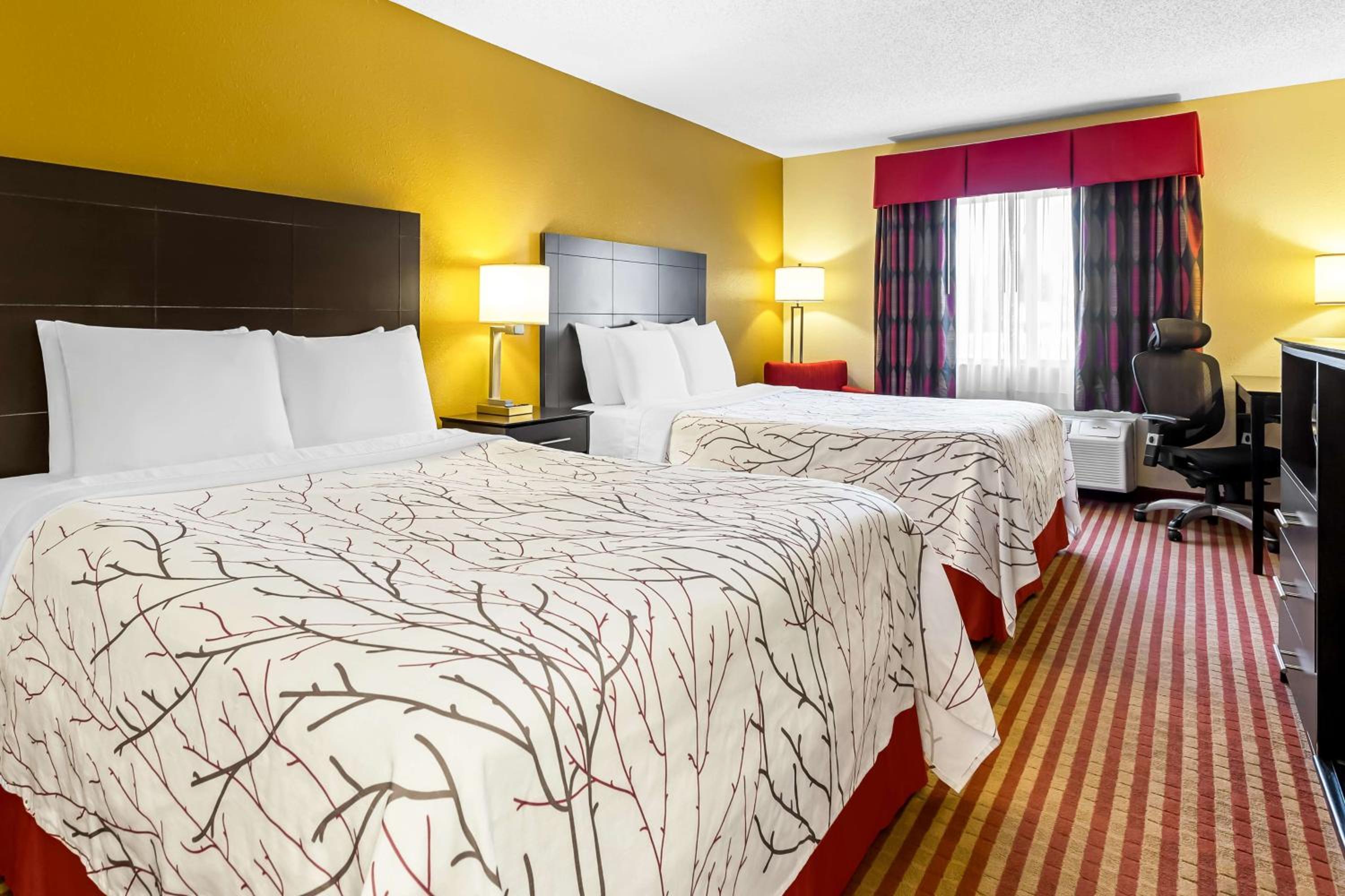 Queen Room with Two Queen Beds - Non-Smoking - Photo 1