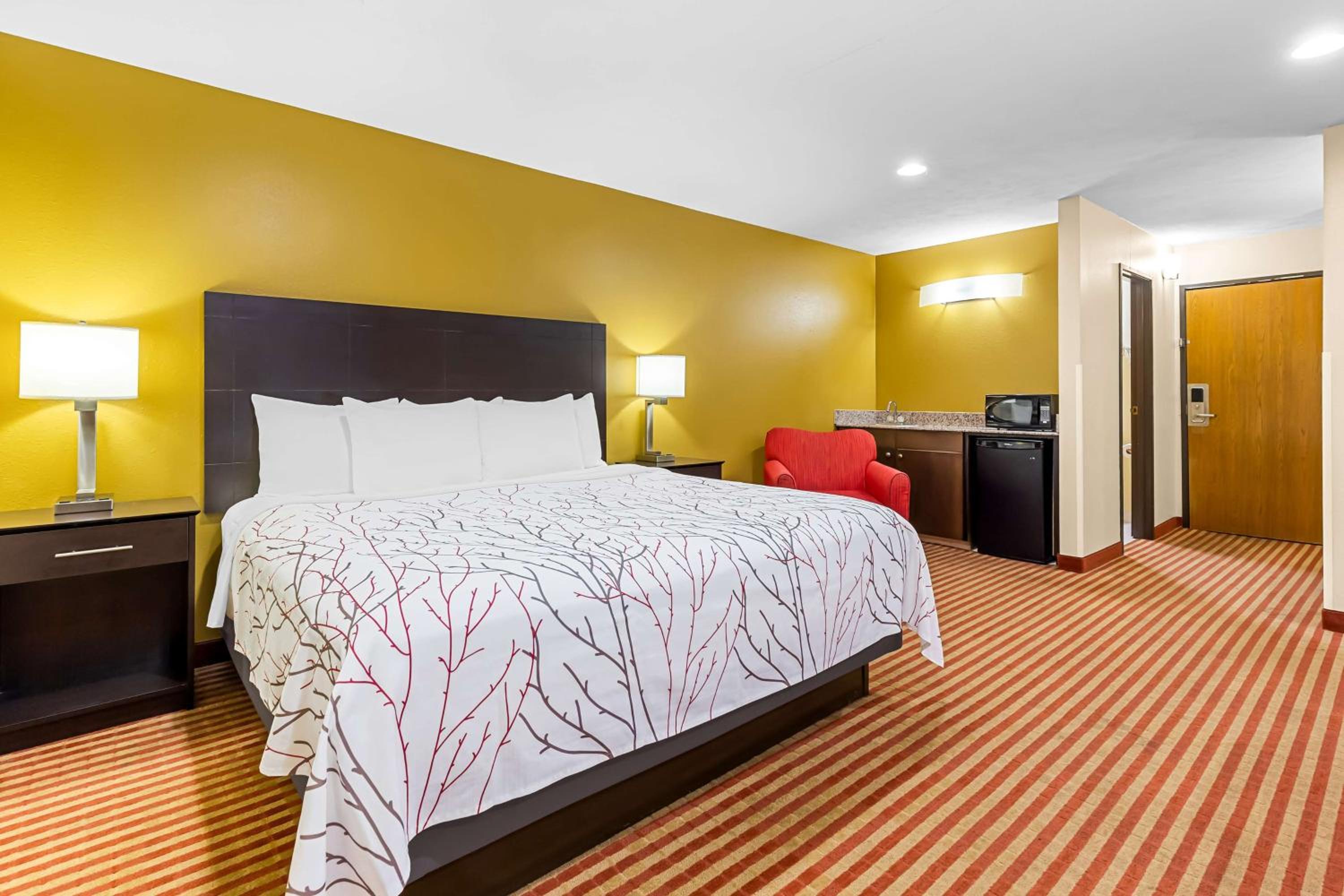 King Suite with Sofa Bed and Spa Bath - Non-Smoking - Photo 2
