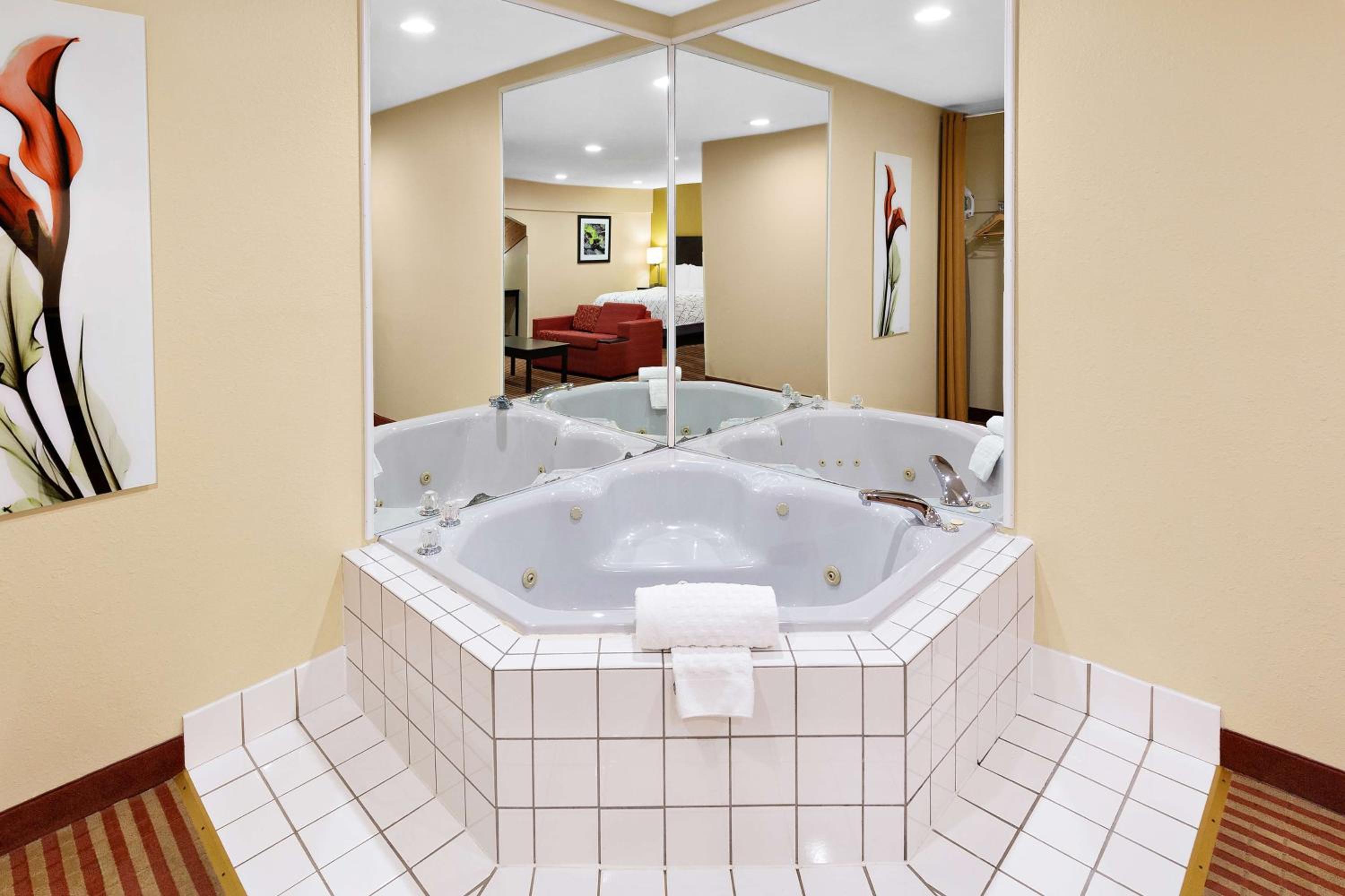 King Suite with Sofa Bed and Spa Bath - Non-Smoking - Photo 5