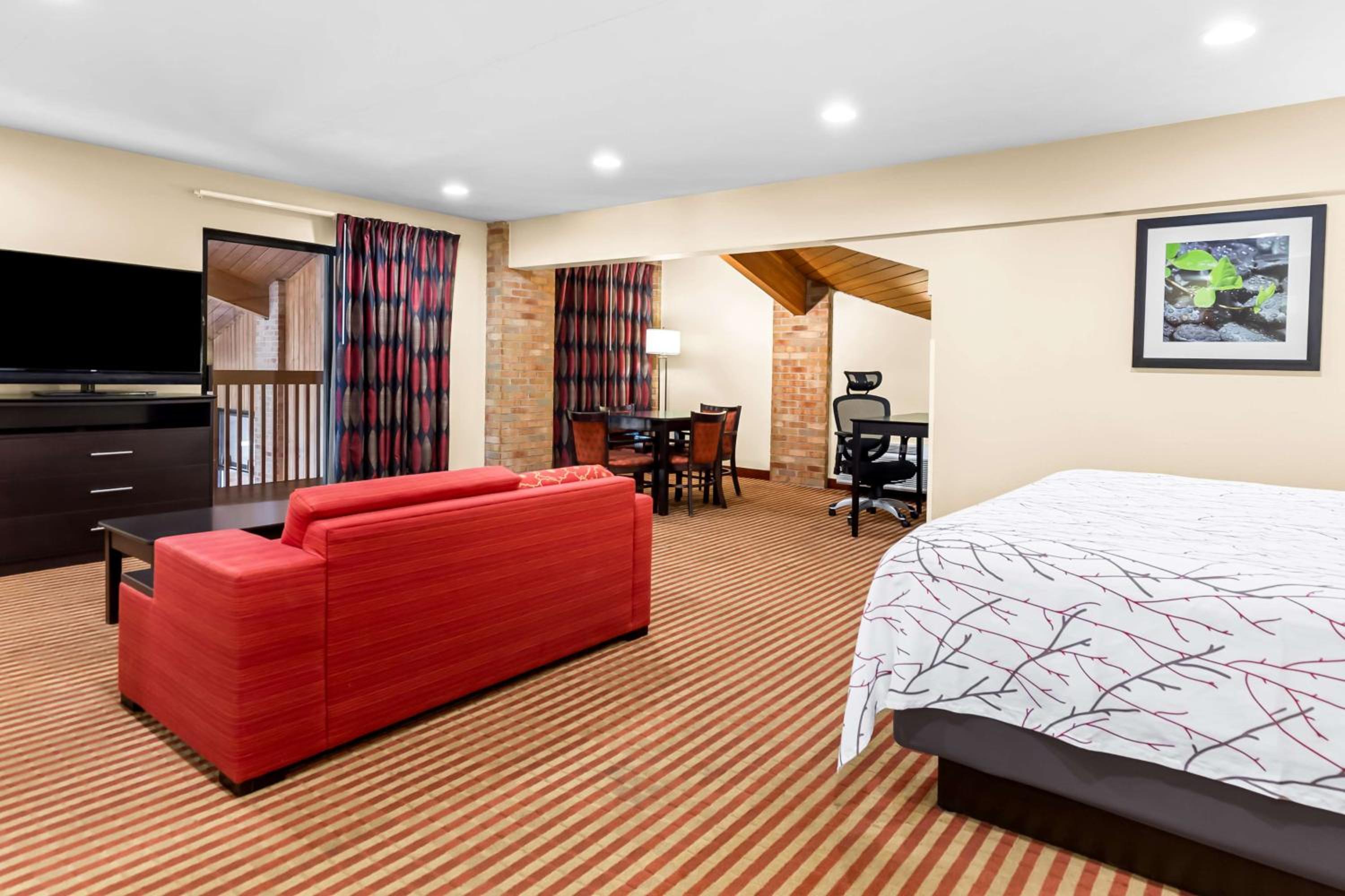 King Suite with Sofa Bed and Spa Bath - Non-Smoking - Photo 3