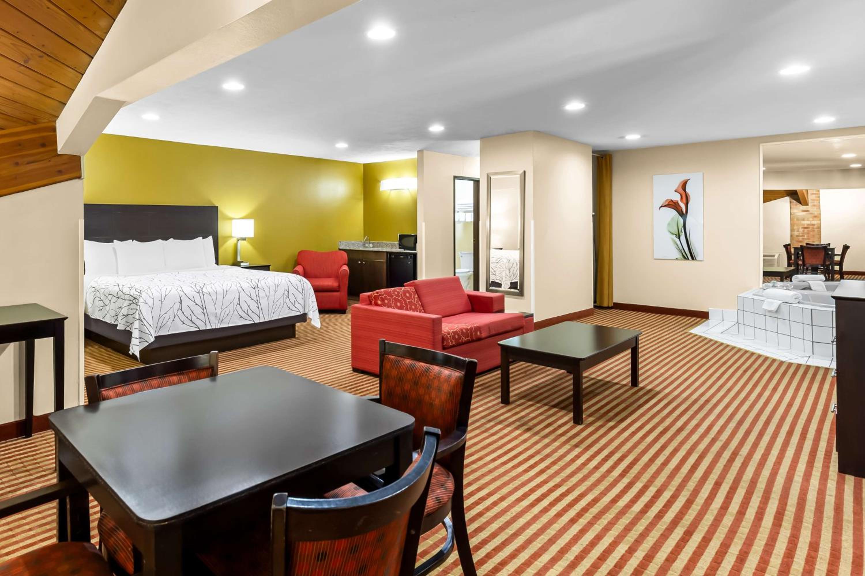 King Suite with Sofa Bed and Spa Bath - Non-Smoking - Photo 1