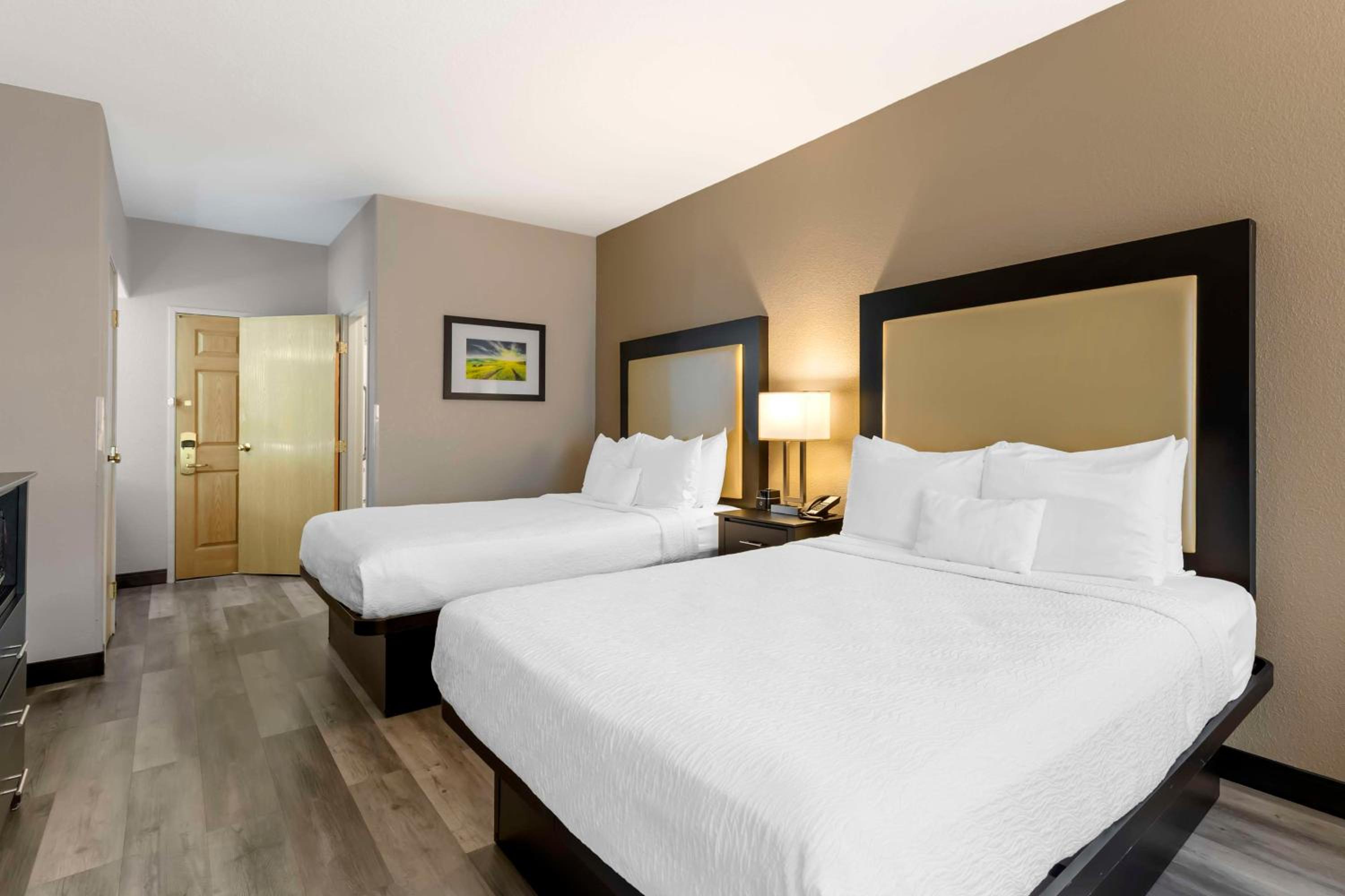 Queen Room with Two Queen Beds - Non-Smoking - Photo 2