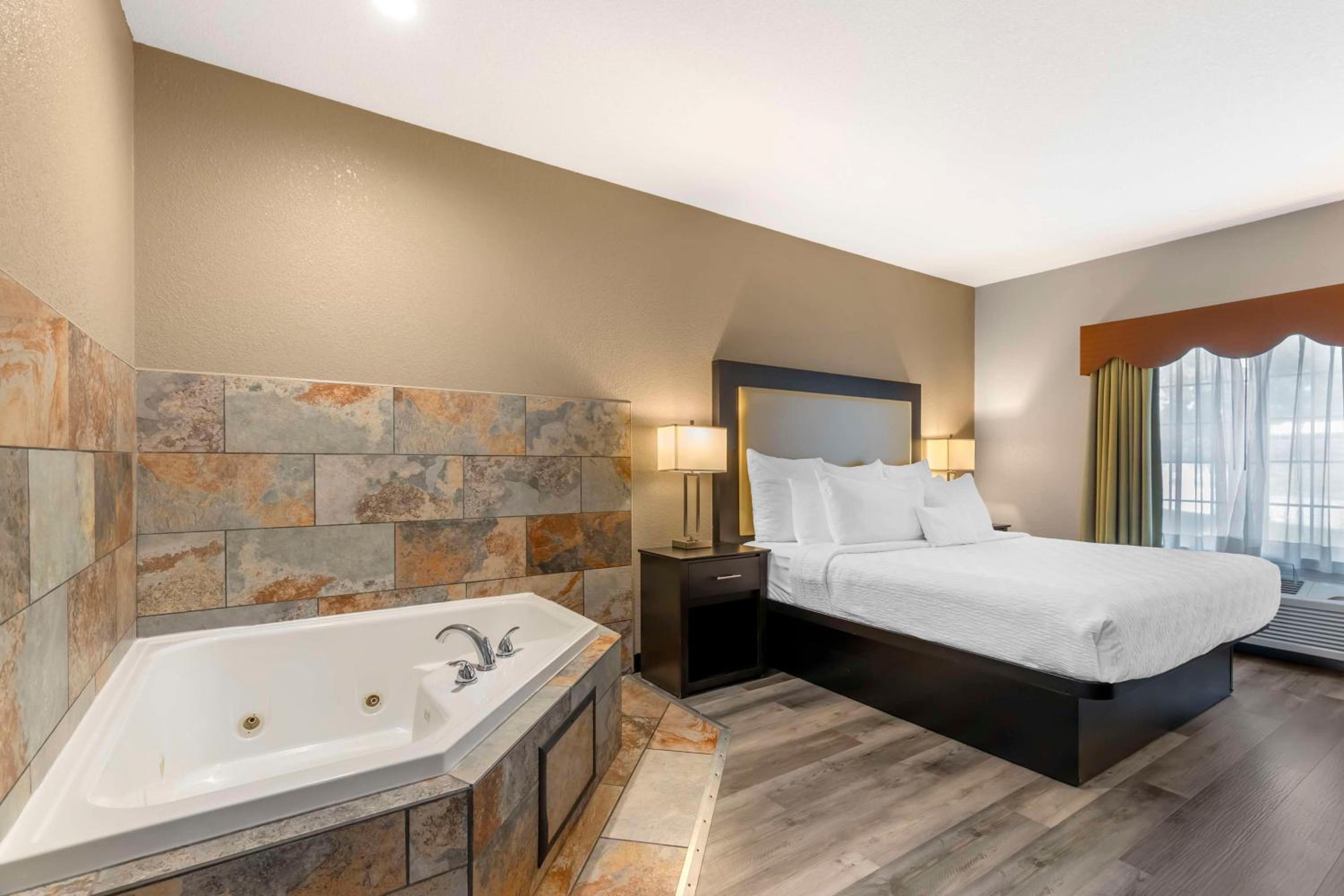 King Room with Spa Bath - Non Smoking - Photo 1