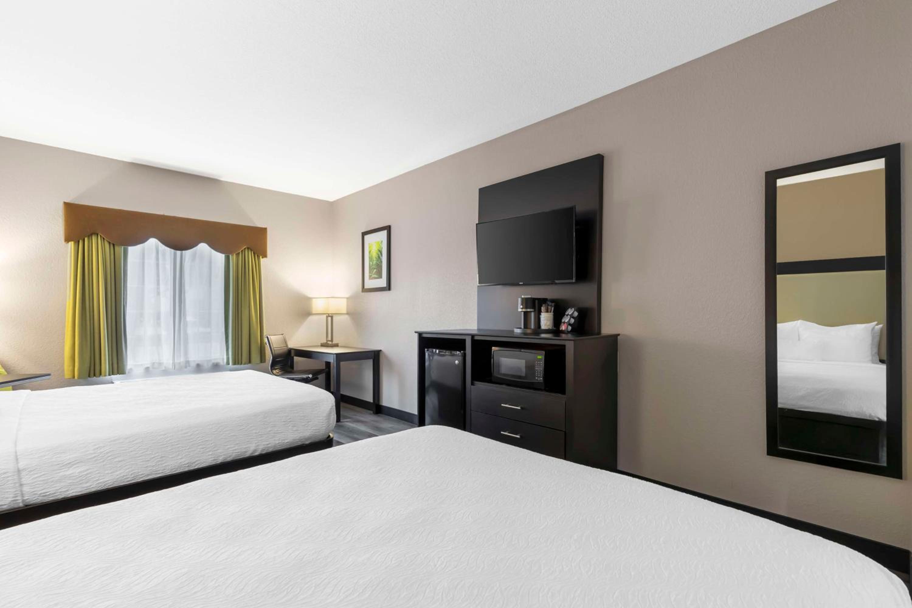 Queen Room with Two Queen Beds - Non-Smoking - Photo 14