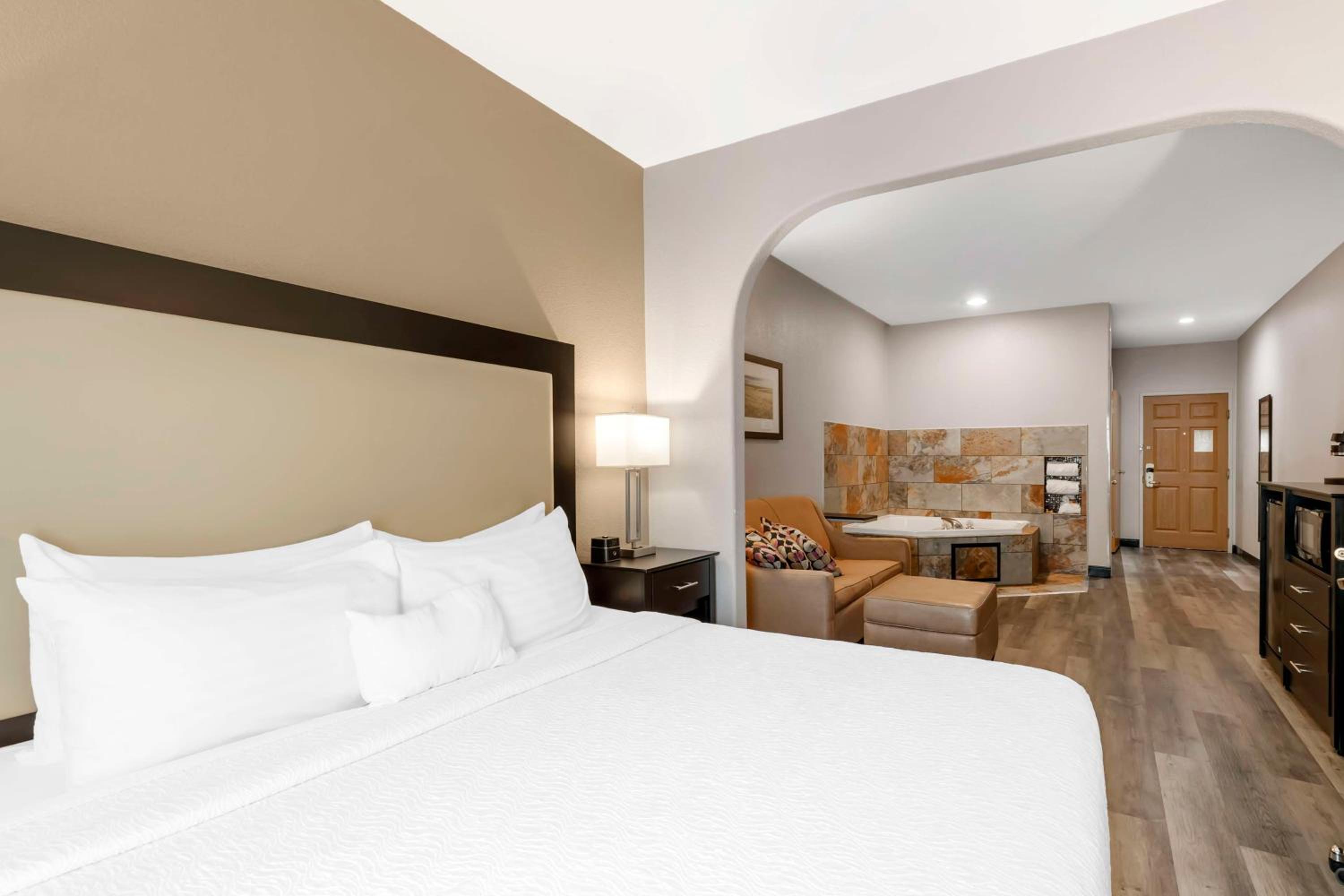 King Suite - Disability Access/Non-Smoking - Photo 4