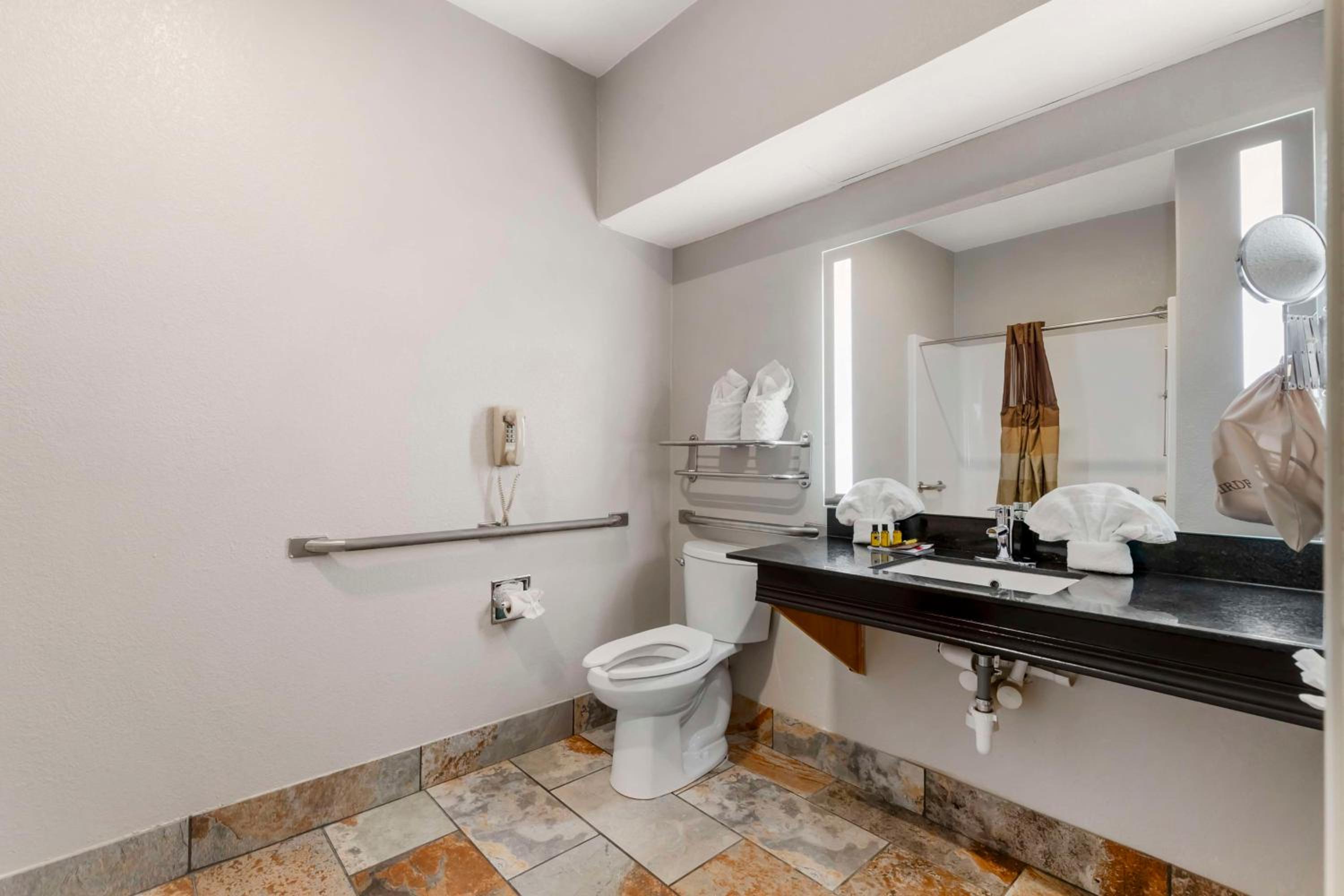 King Suite - Disability Access/Non-Smoking - Photo 9