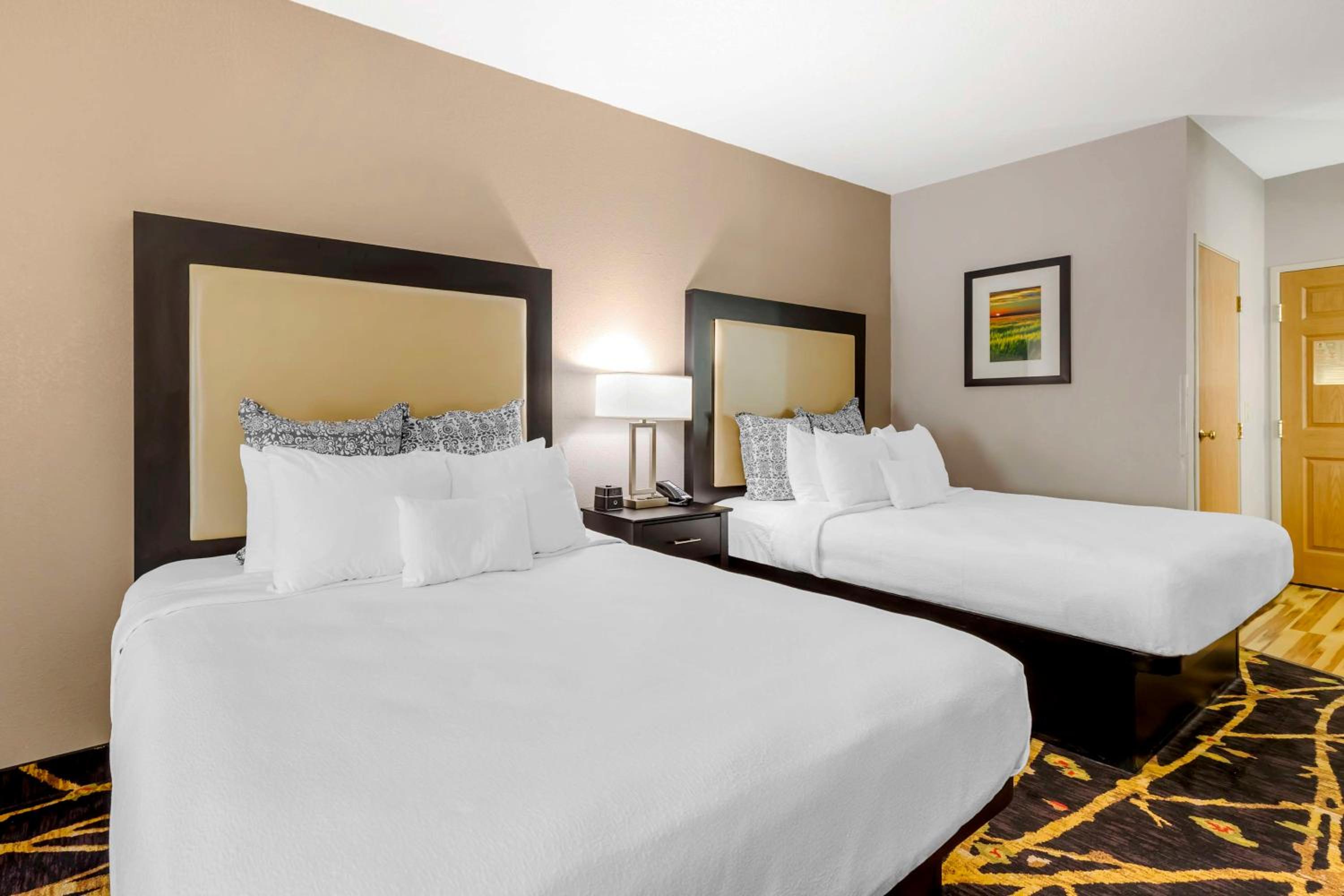 Queen Suite with Two Queen Beds - Non Smoking - Photo 3