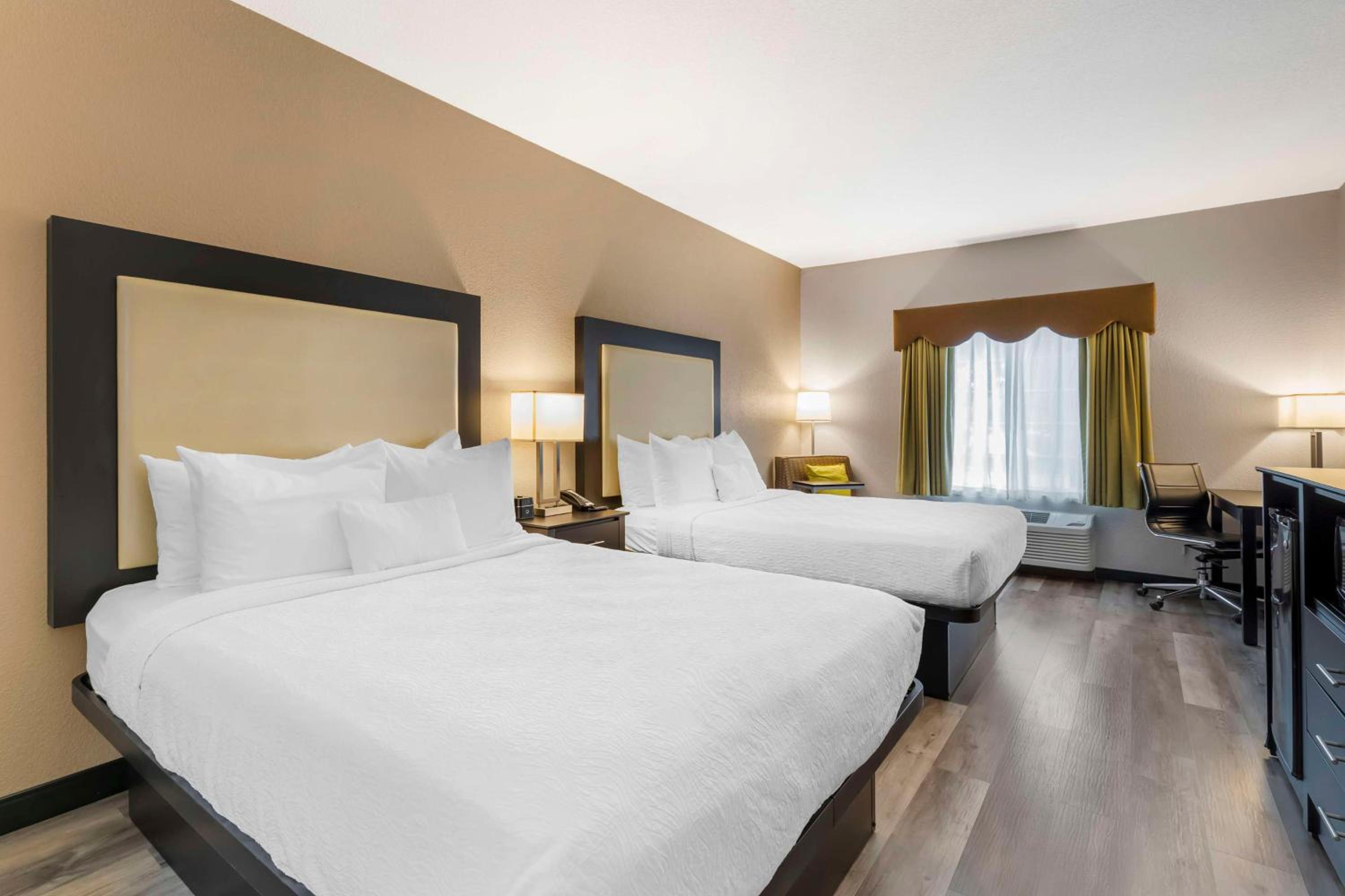 Queen Room with Two Queen Beds - Non-Smoking - Photo 1
