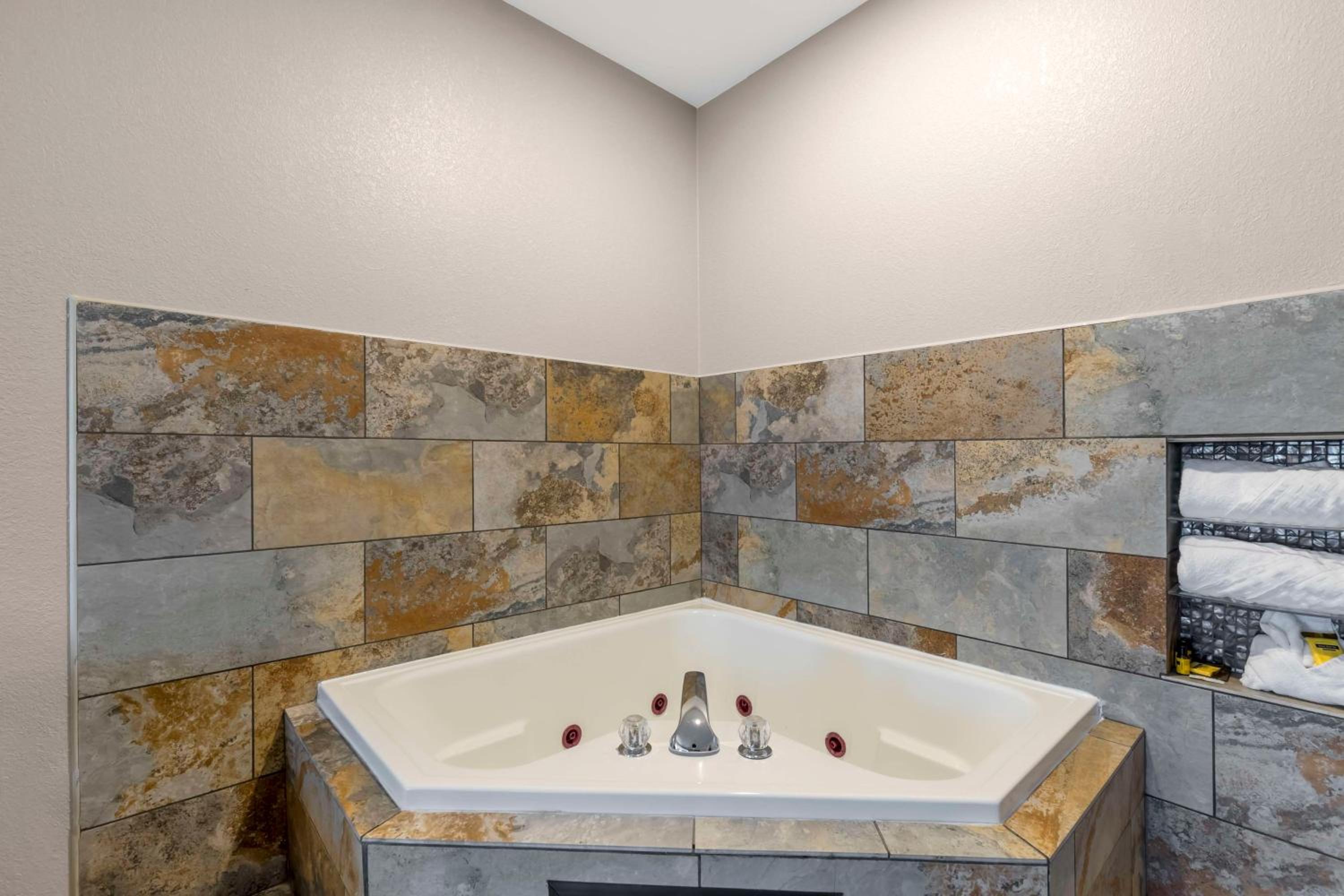 King Suite - Disability Access/Non-Smoking - Photo 3