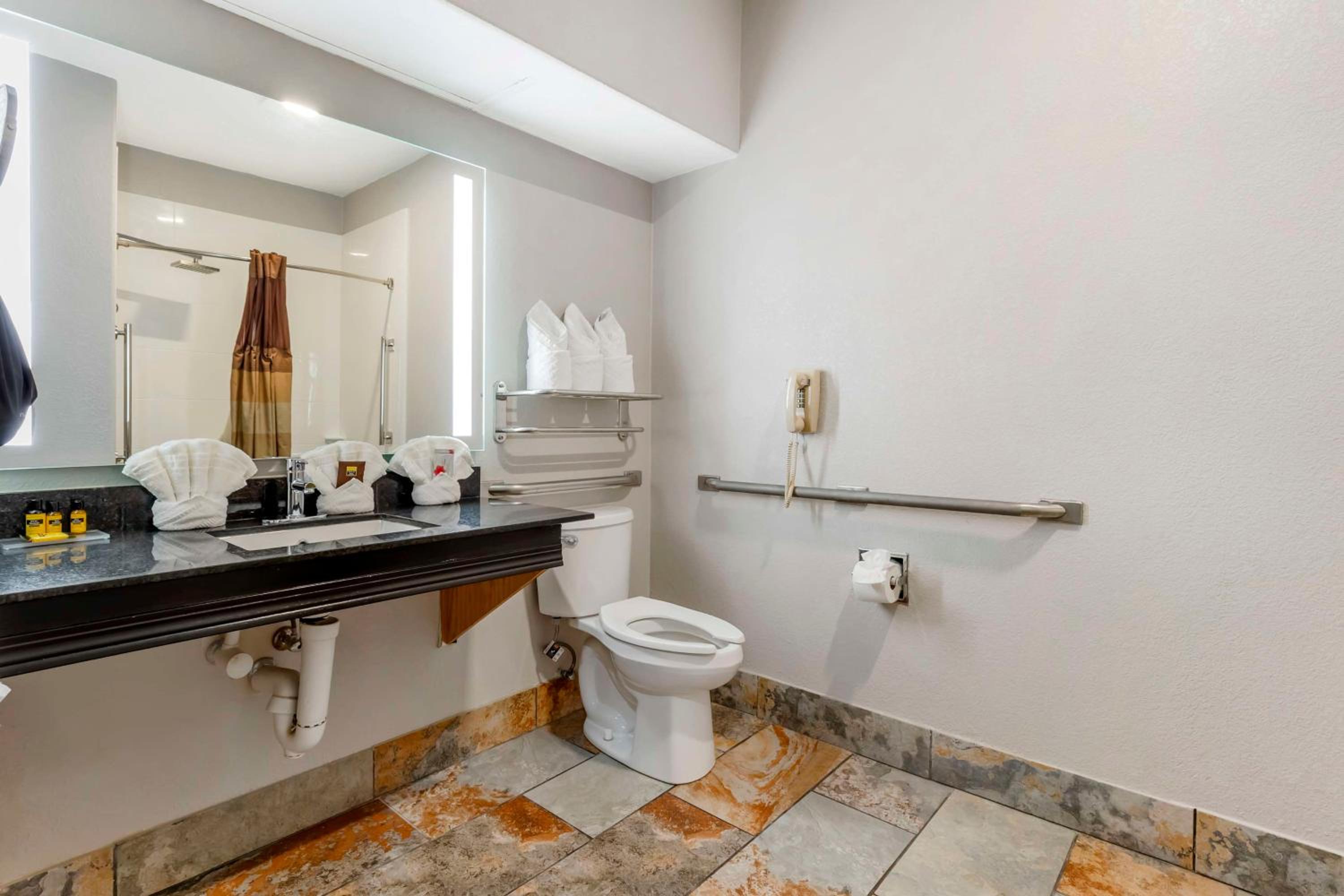 Queen Suite with Two Queen Beds - Disability Access photo 2