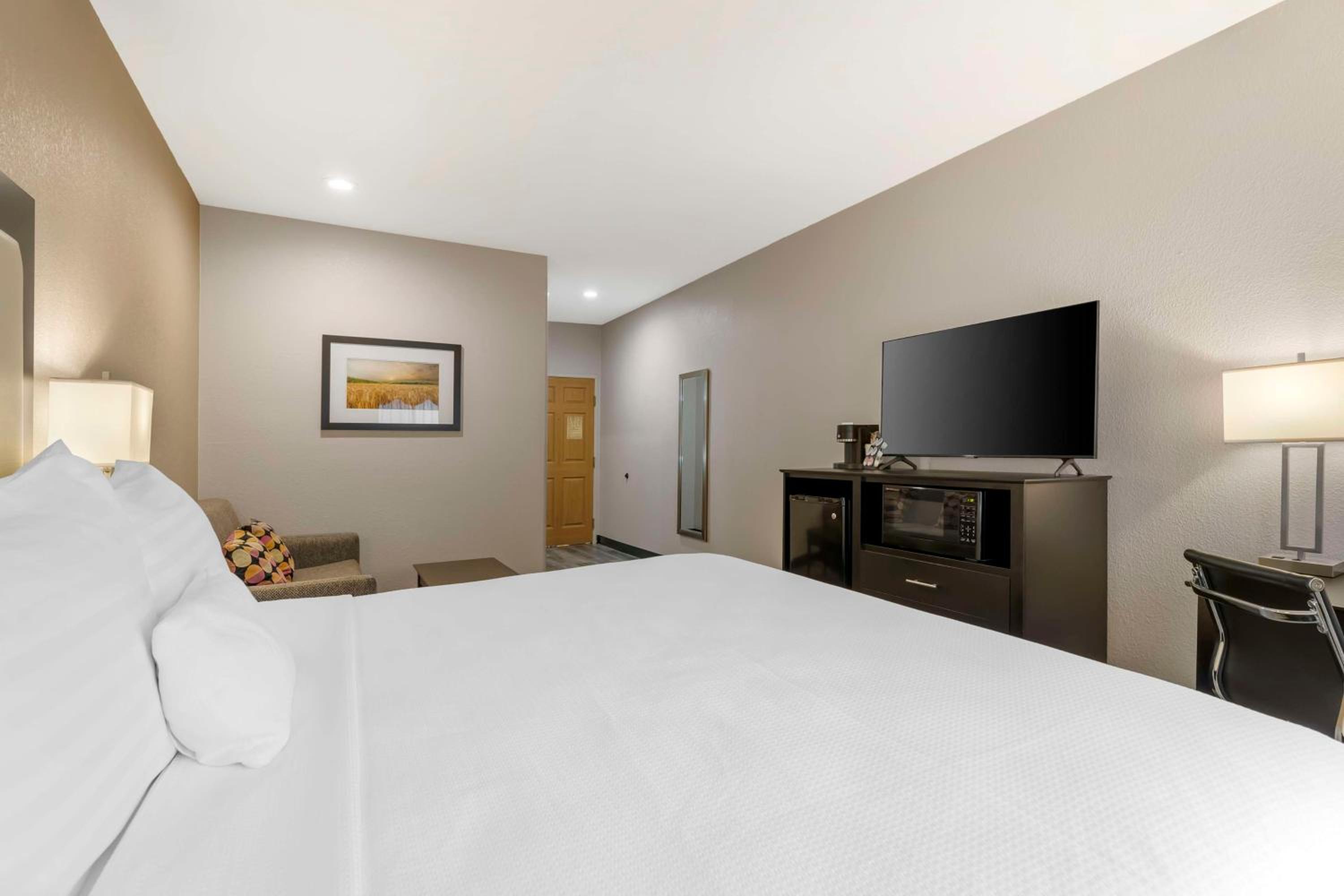 King Room with Sofa Bed - Non Smoking - Photo 1