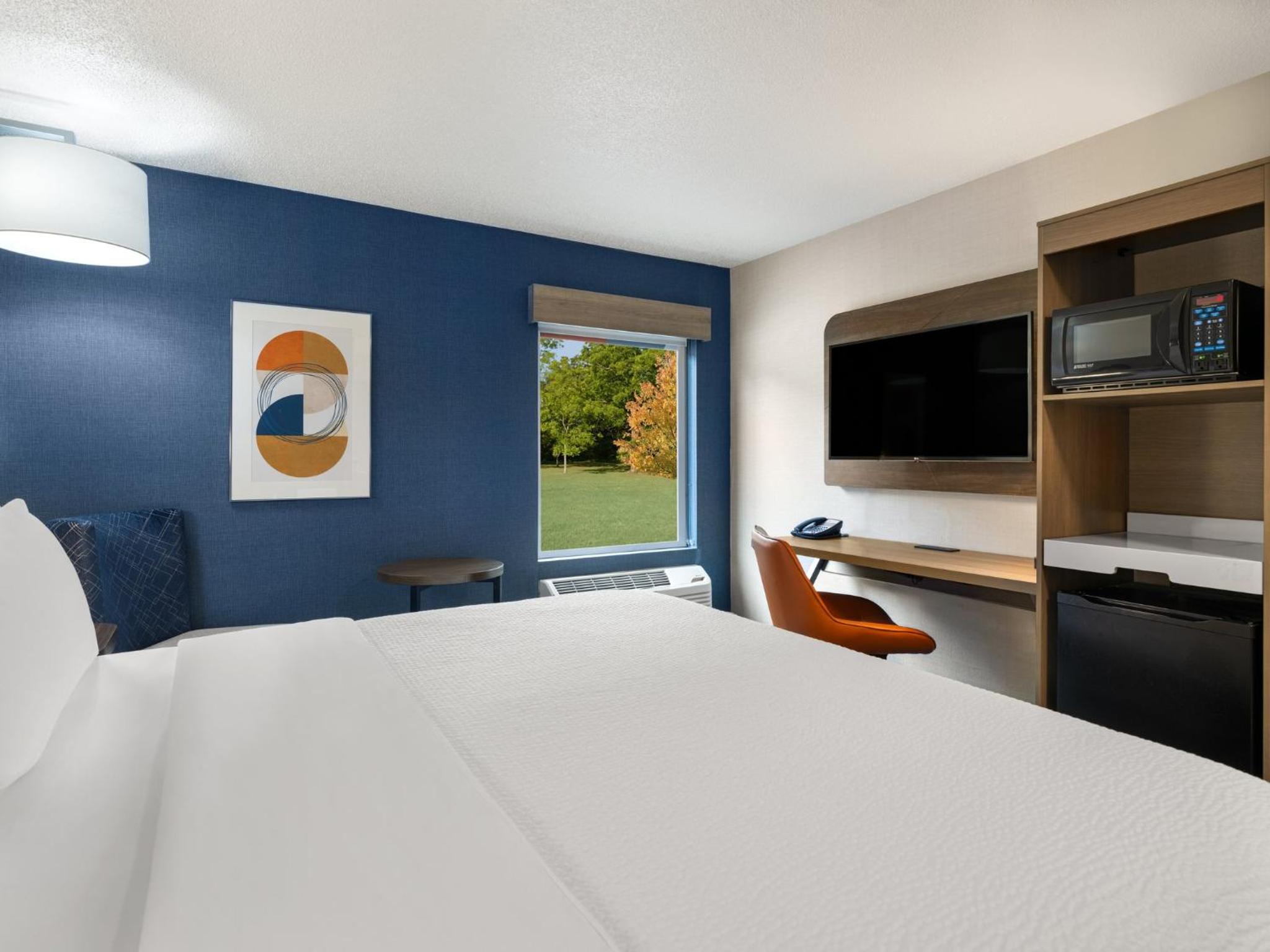 Standard King Room - Photo 7