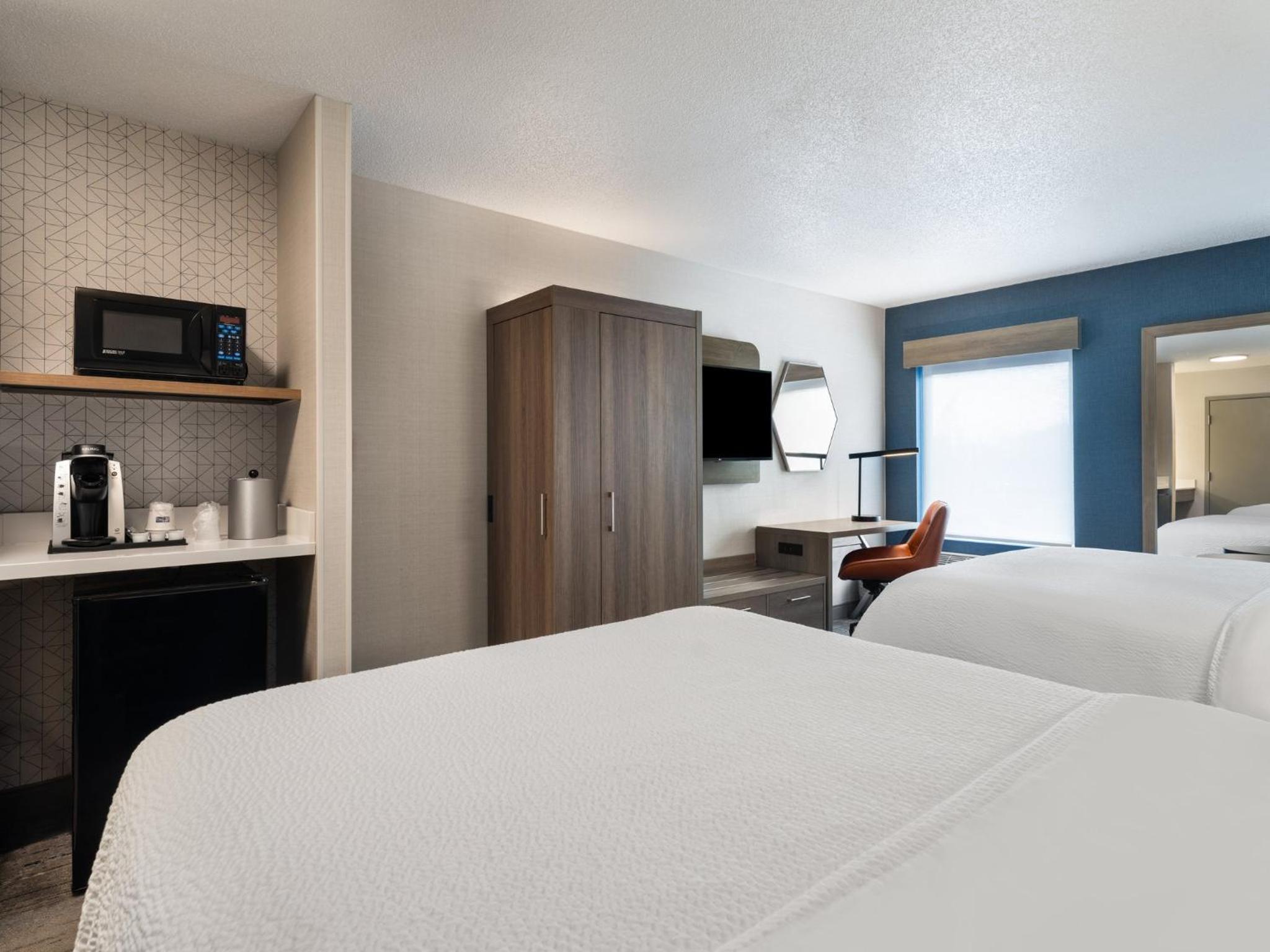 Standard Room with Two Queen Beds - Photo 5