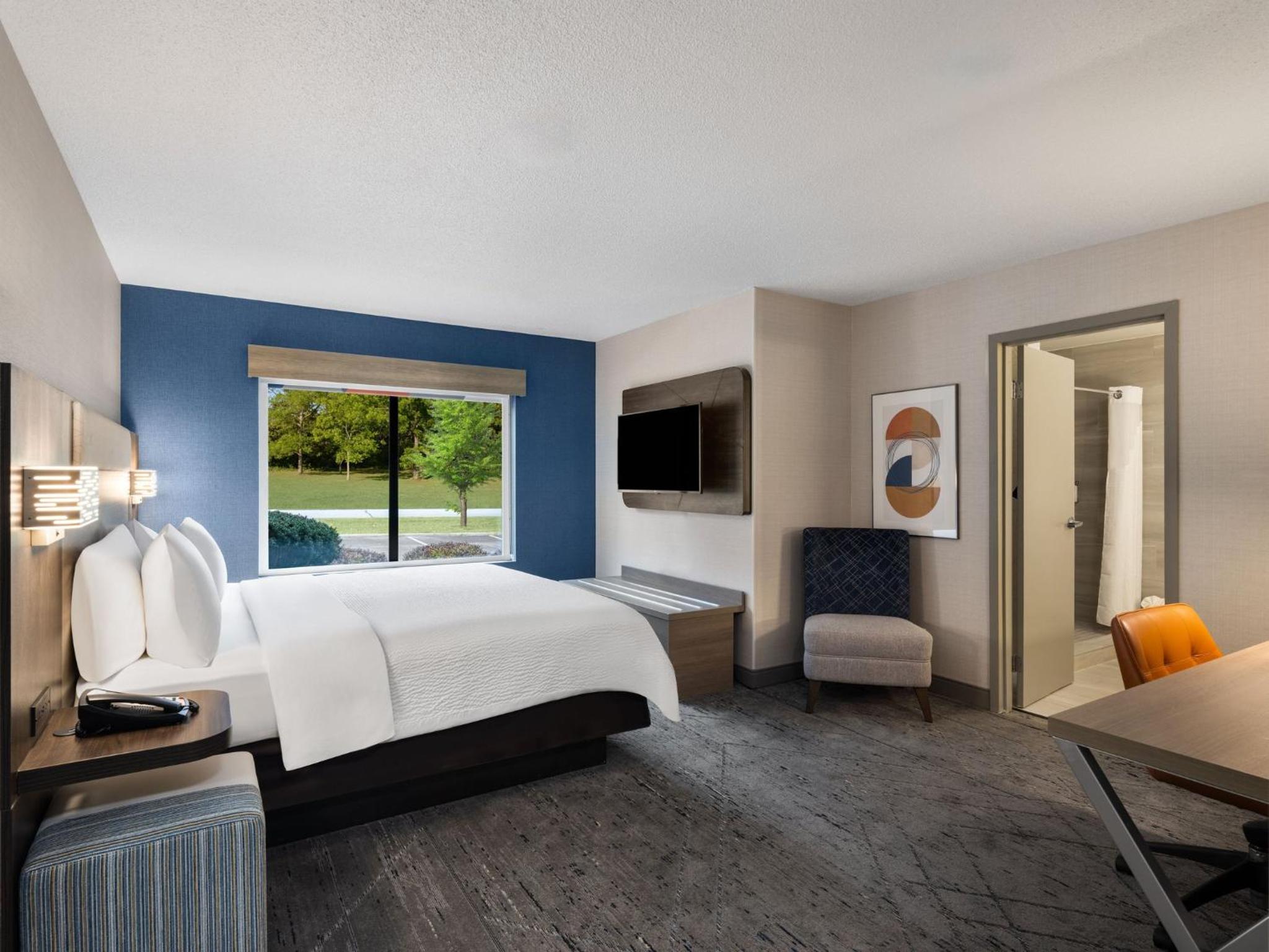 Standard King Room with Walk-In Shower - Photo 2