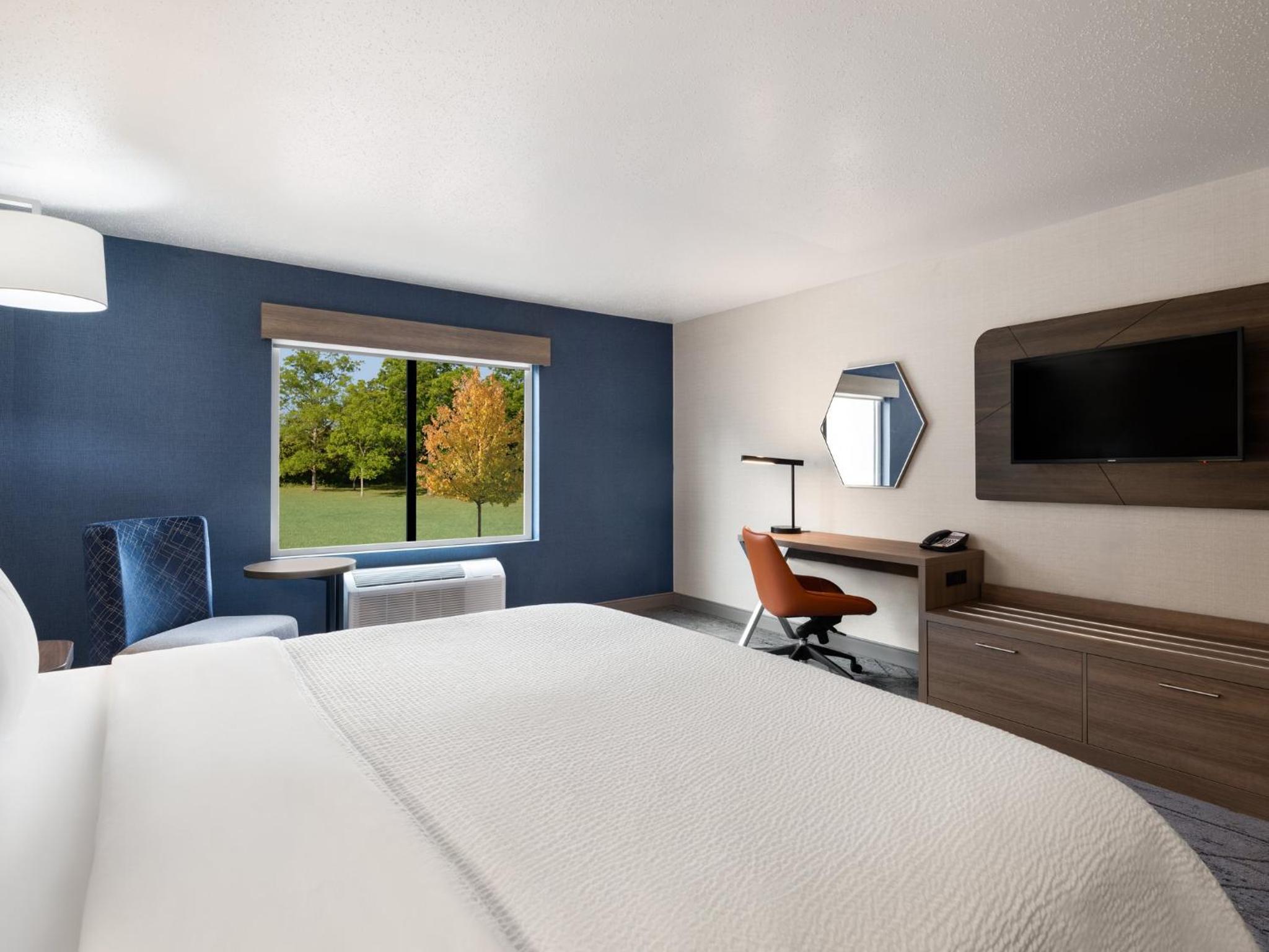 Standard King Room - Photo 5