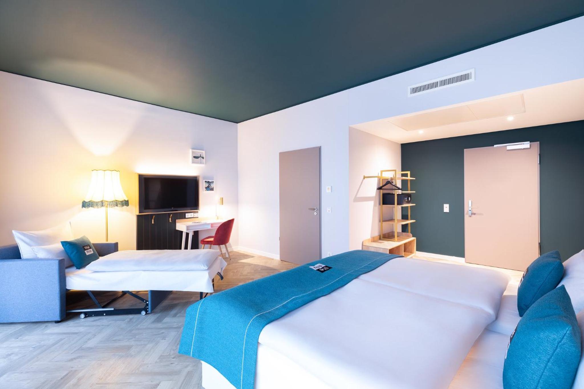 Premium Queen room with single sofa bed thumbnail 6